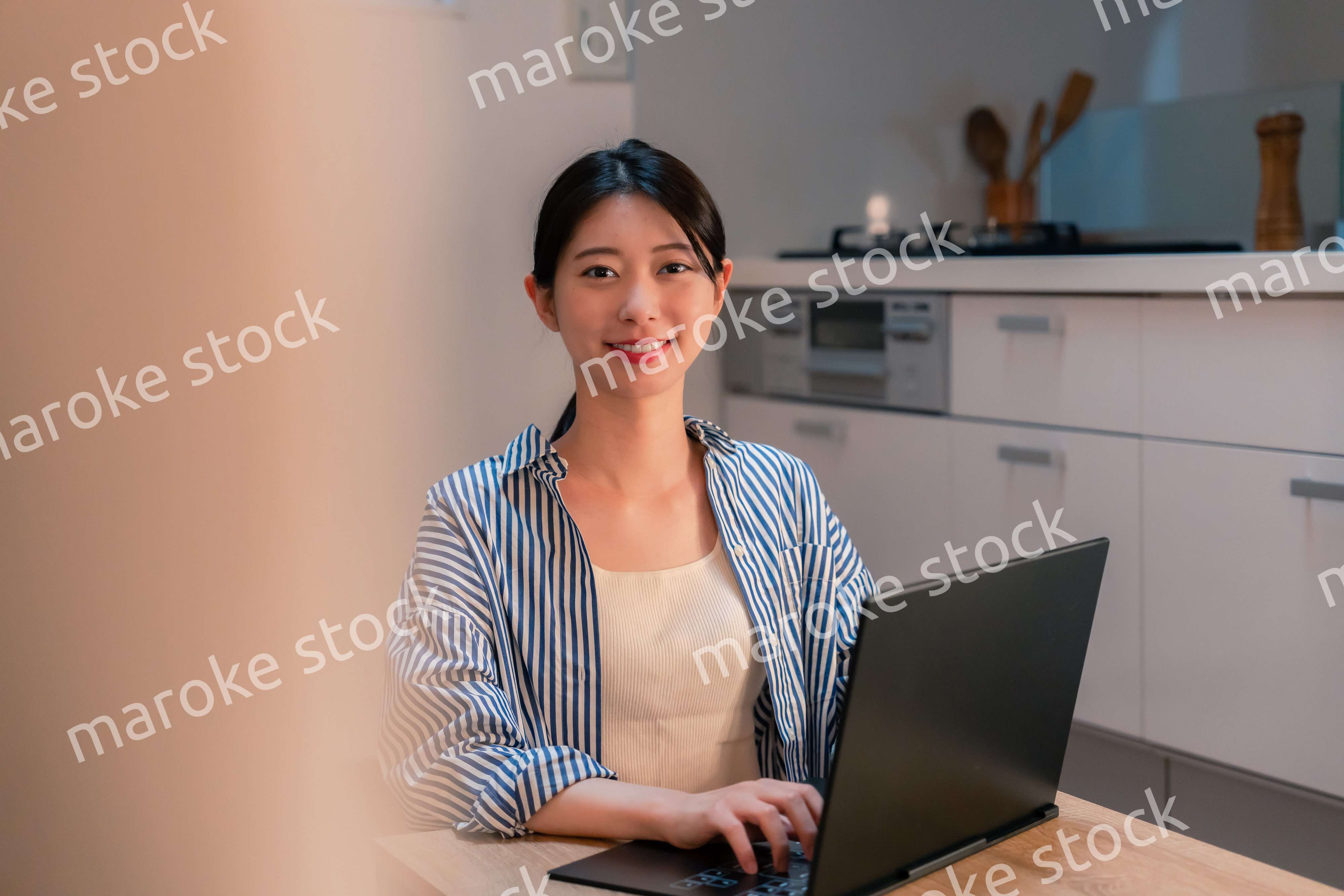 夜遅くまで在宅勤務をする若い女性