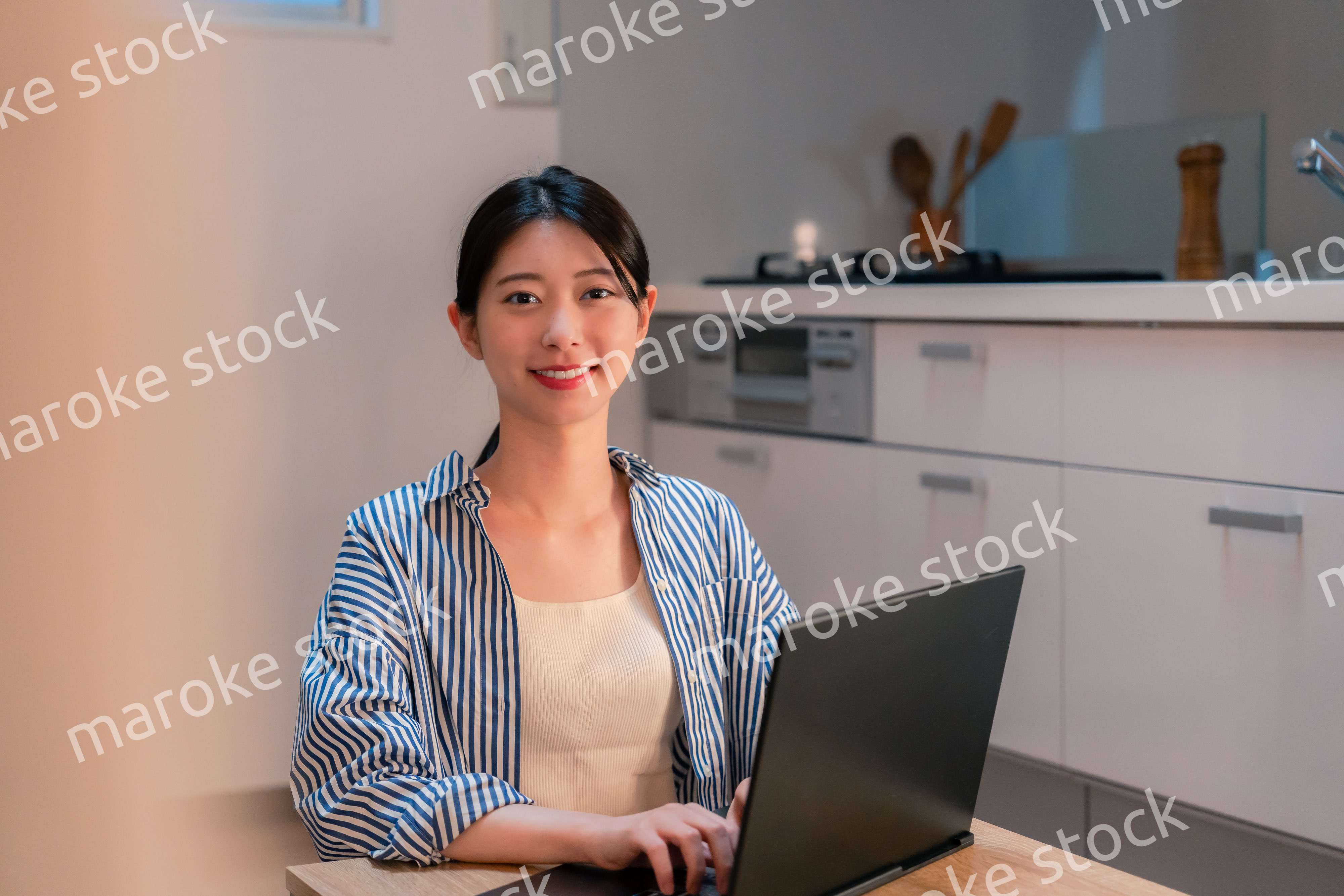 夜遅くまで在宅勤務をする若い女性