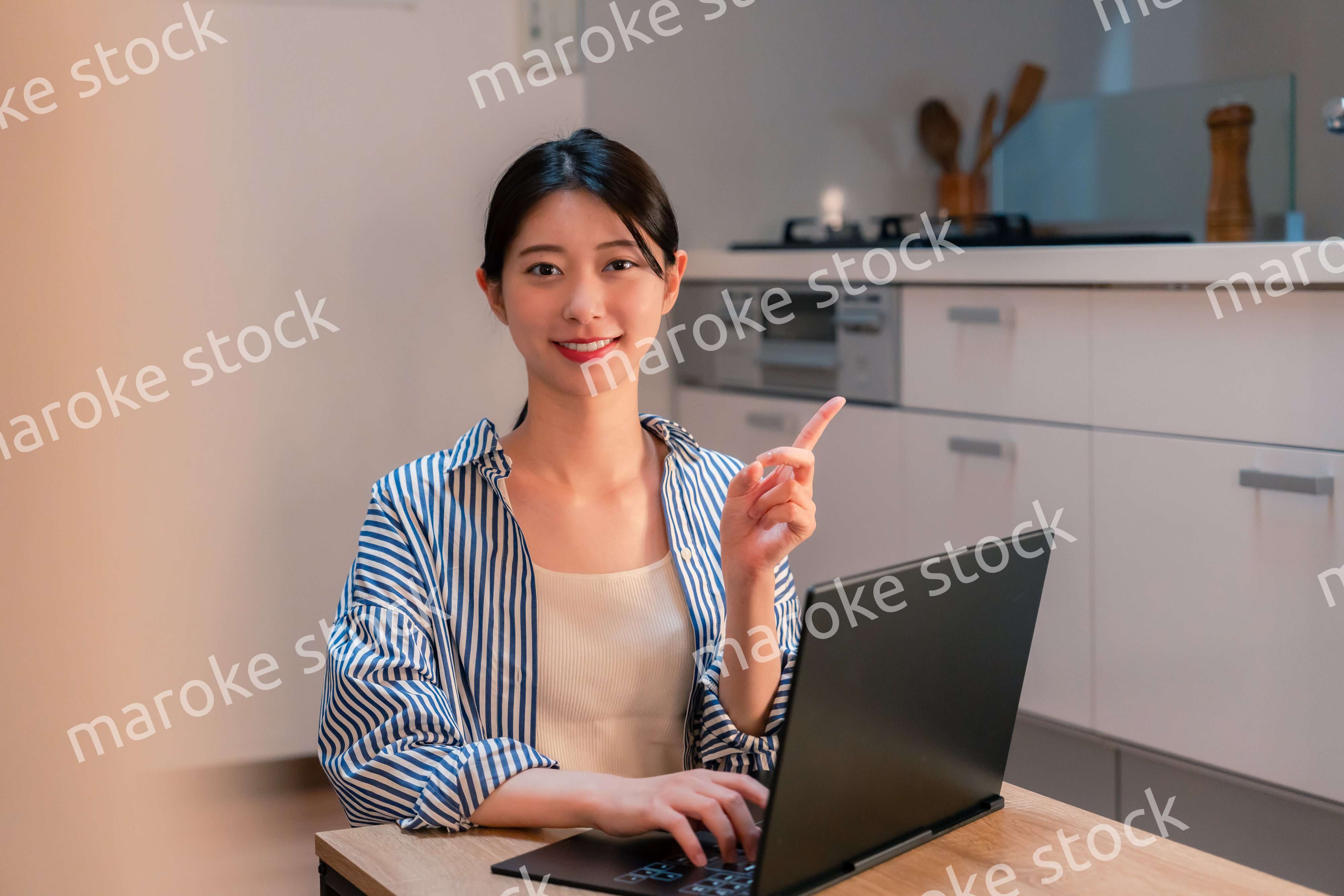 夜遅くまで在宅勤務をする若い女性