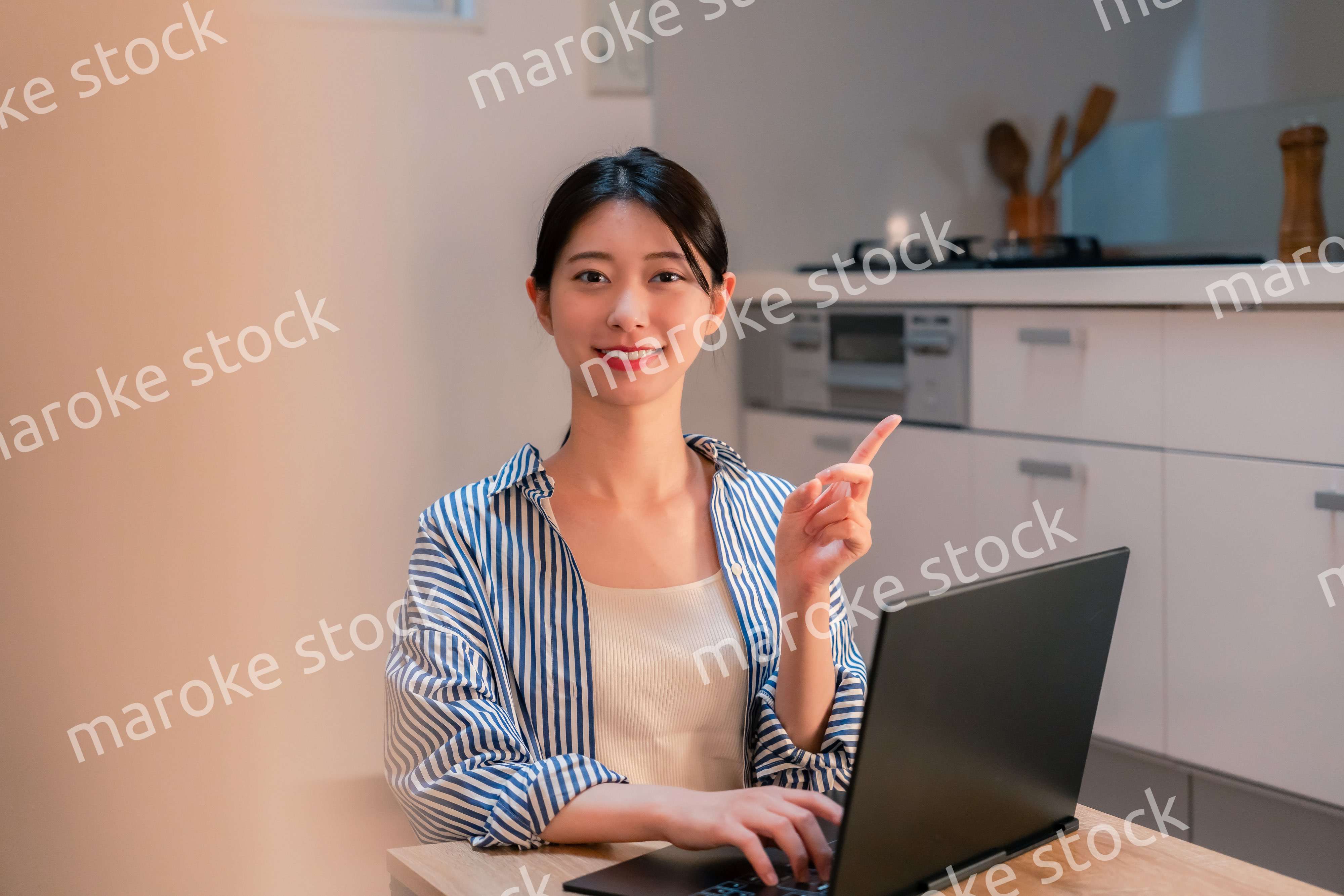 夜遅くまで在宅勤務をする若い女性