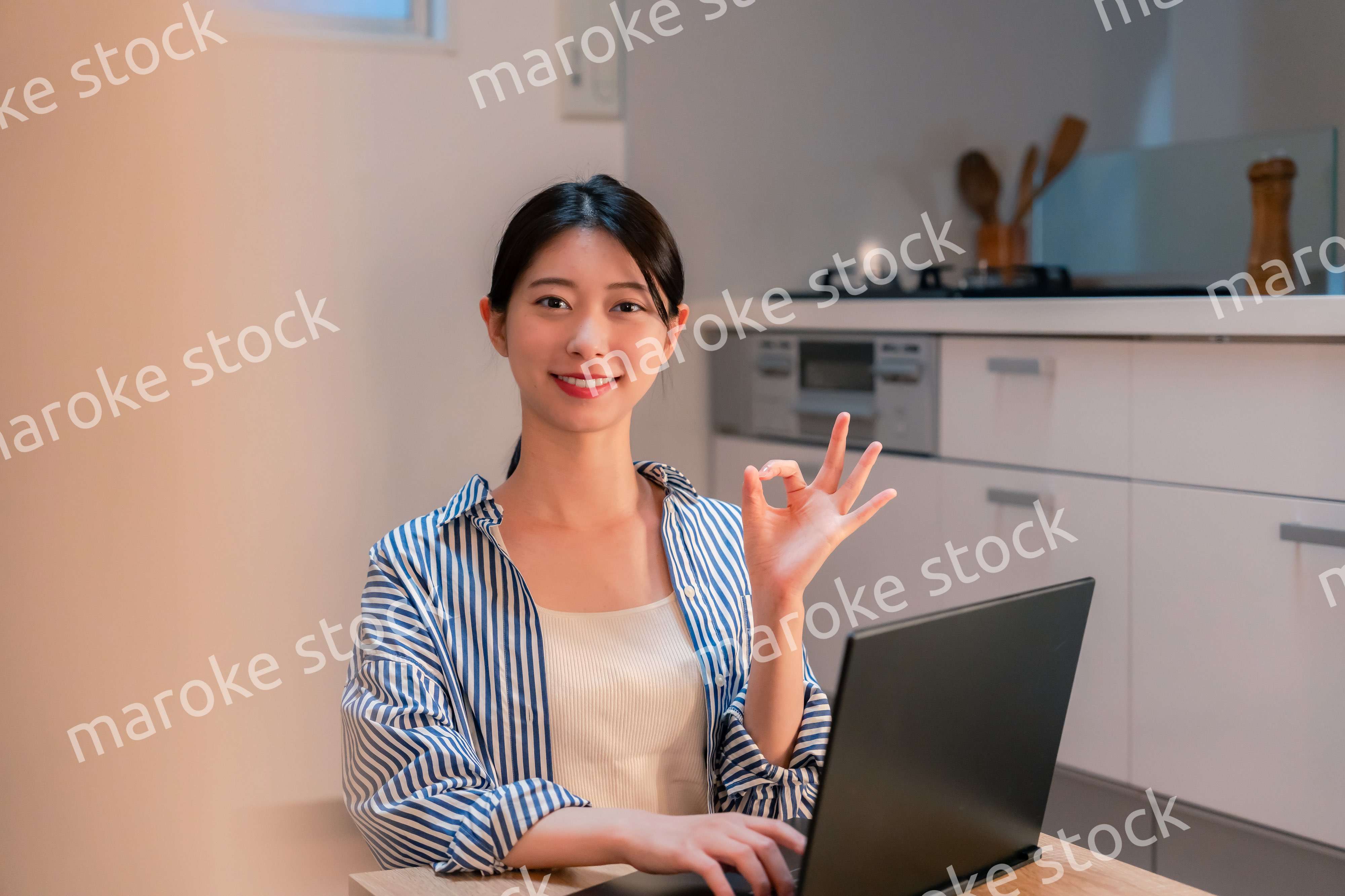 夜遅くまで在宅勤務をする若い女性