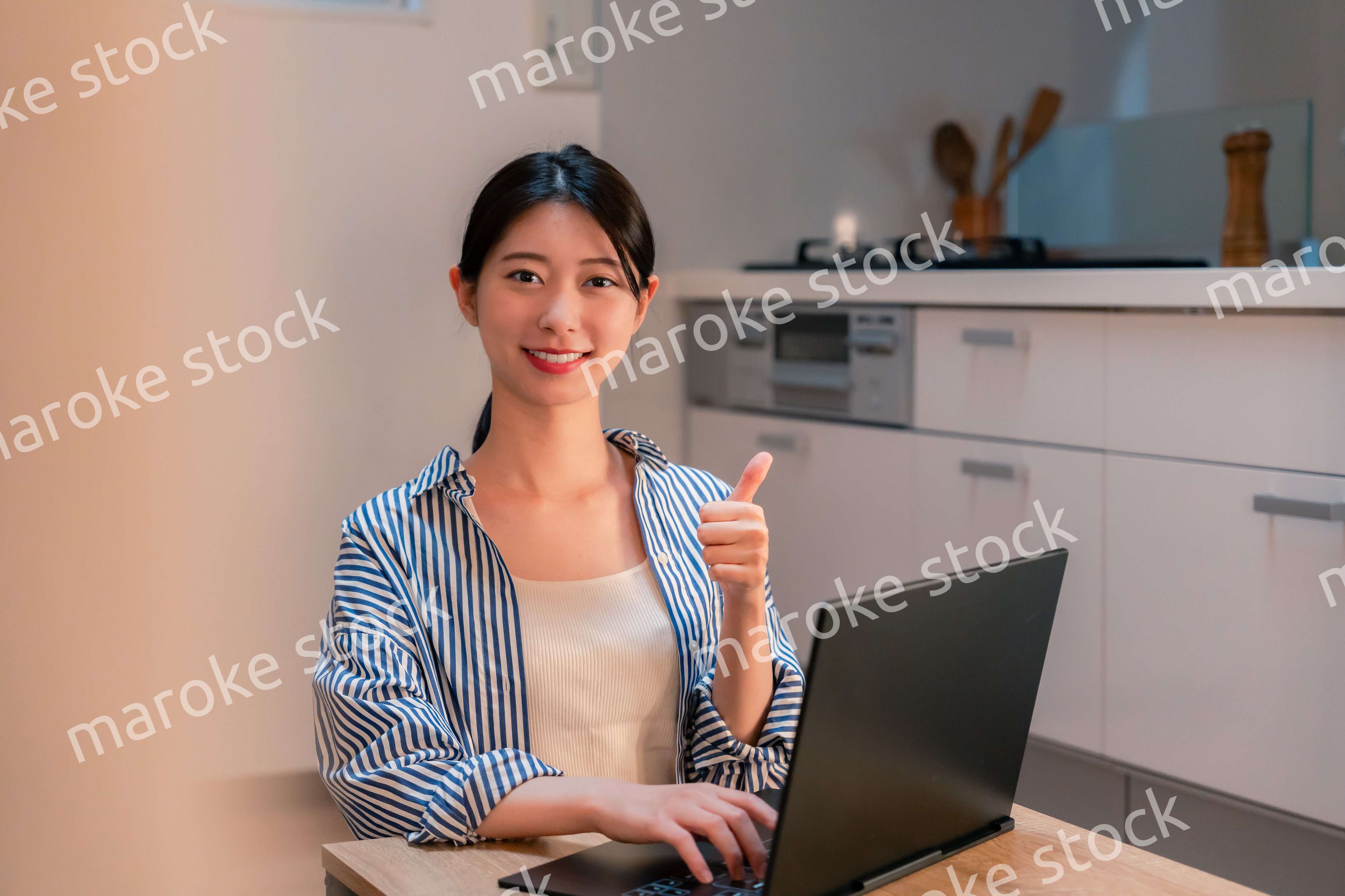 夜遅くまで在宅勤務をする若い女性