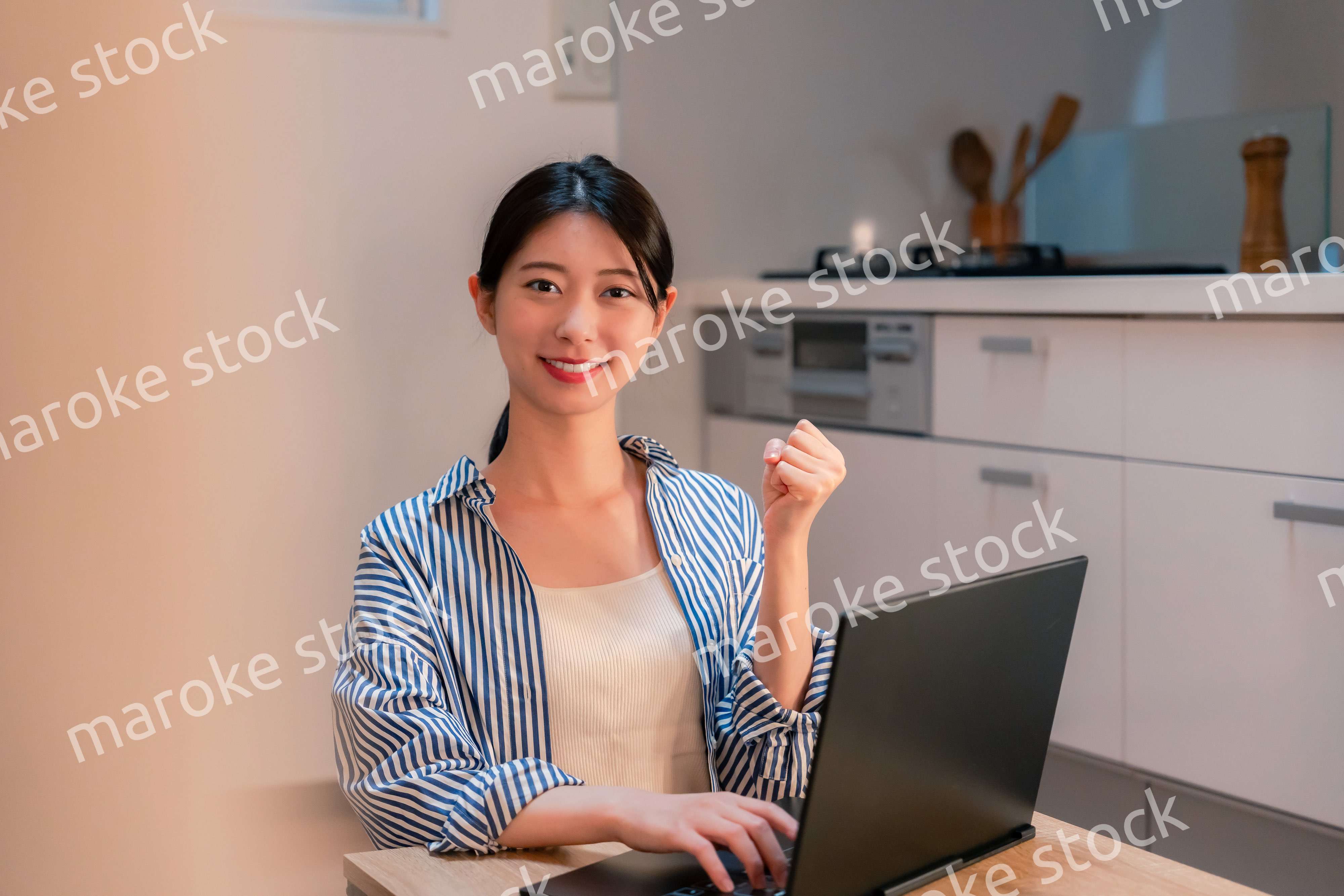 夜遅くまで在宅勤務をする若い女性