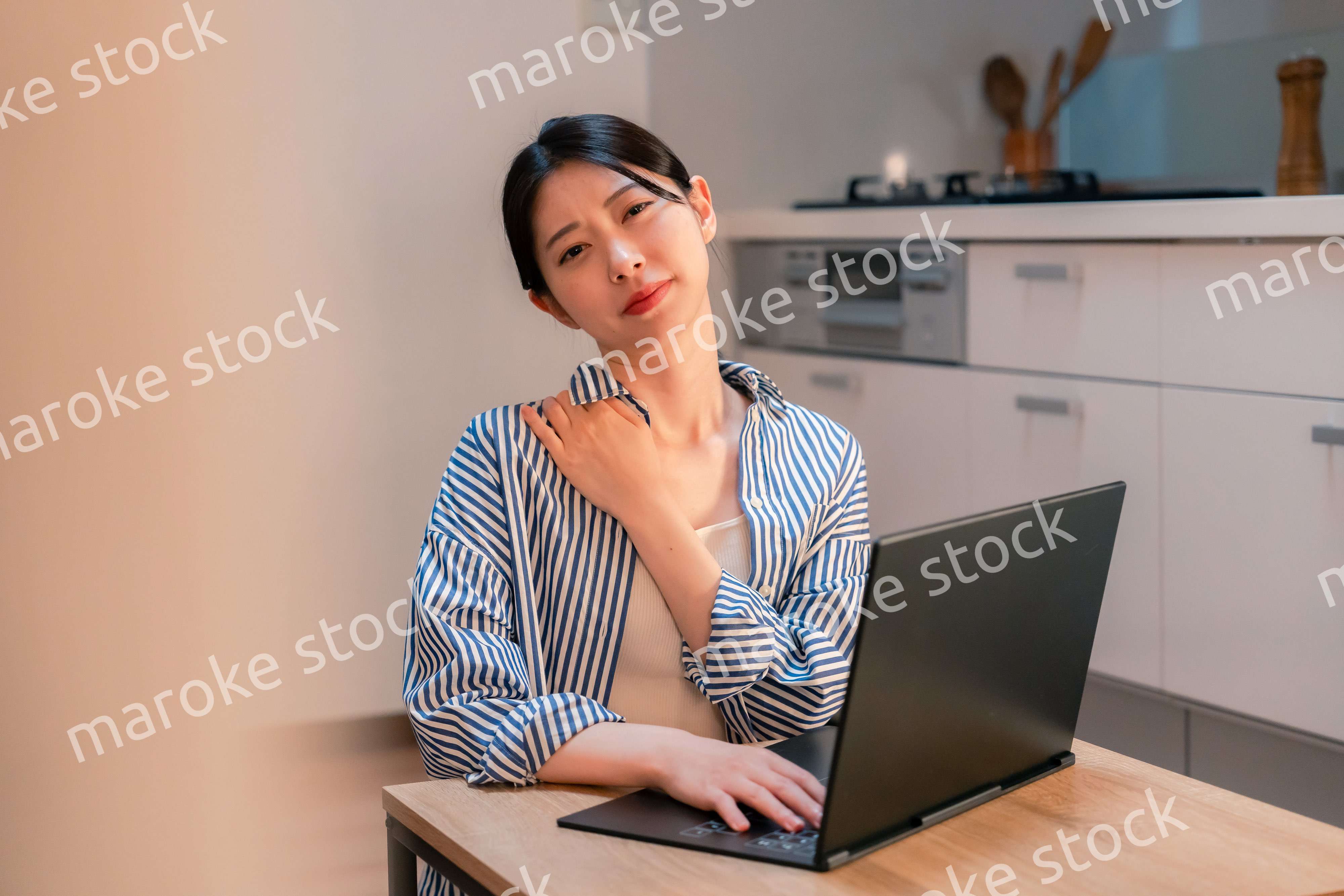 遅くまで在宅勤務をして疲れる一人暮らしの女性