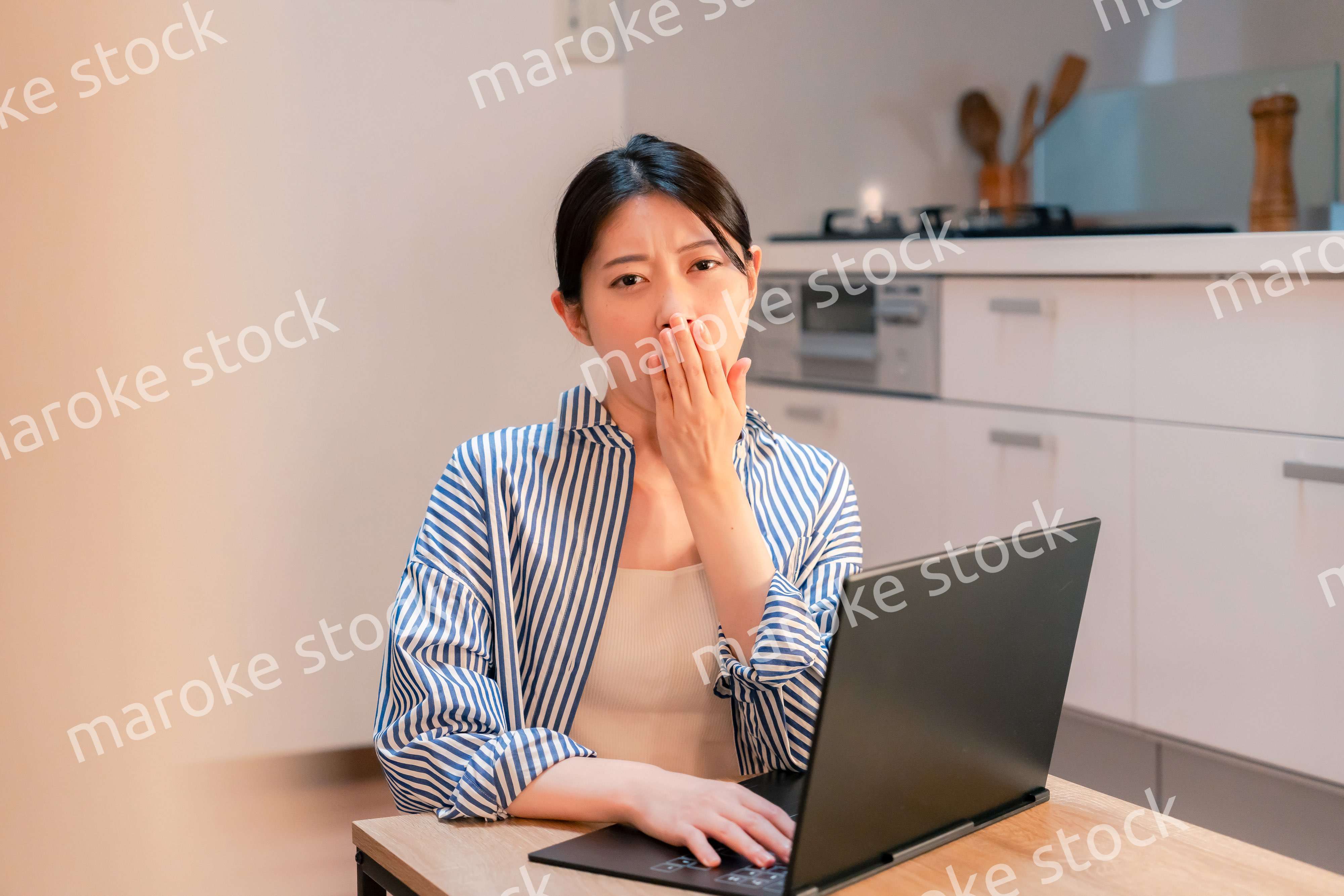 遅くまで在宅勤務をして疲れる一人暮らしの女性