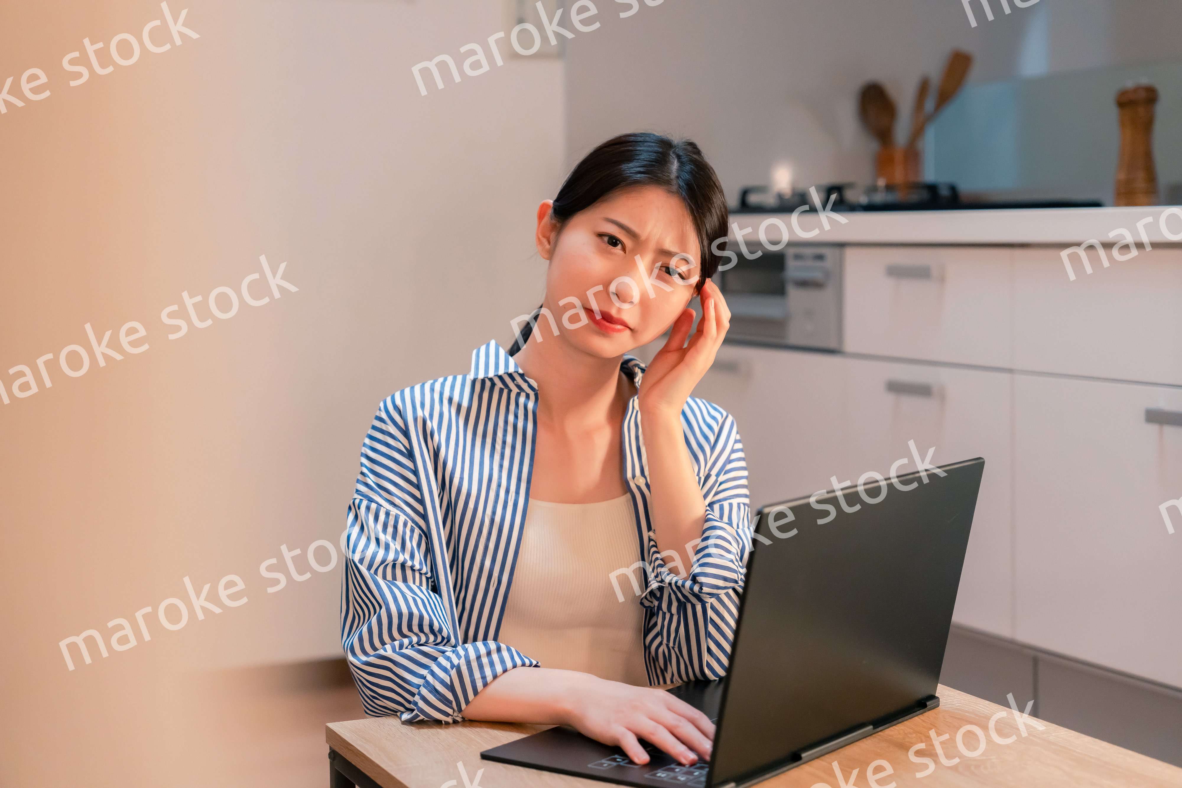 遅くまで在宅勤務をして疲れる一人暮らしの女性