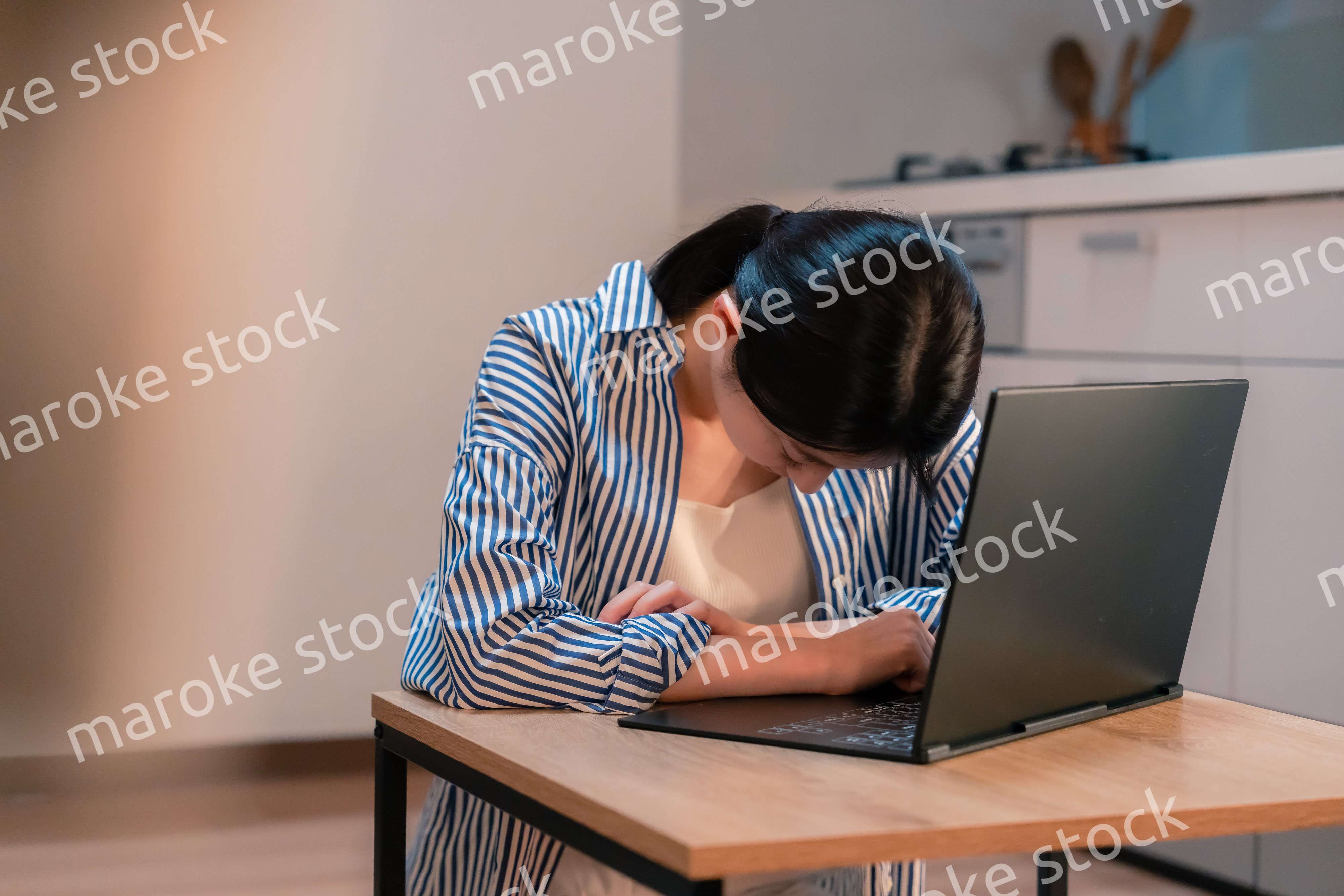 長時間の在宅勤務で疲労をする若い女性