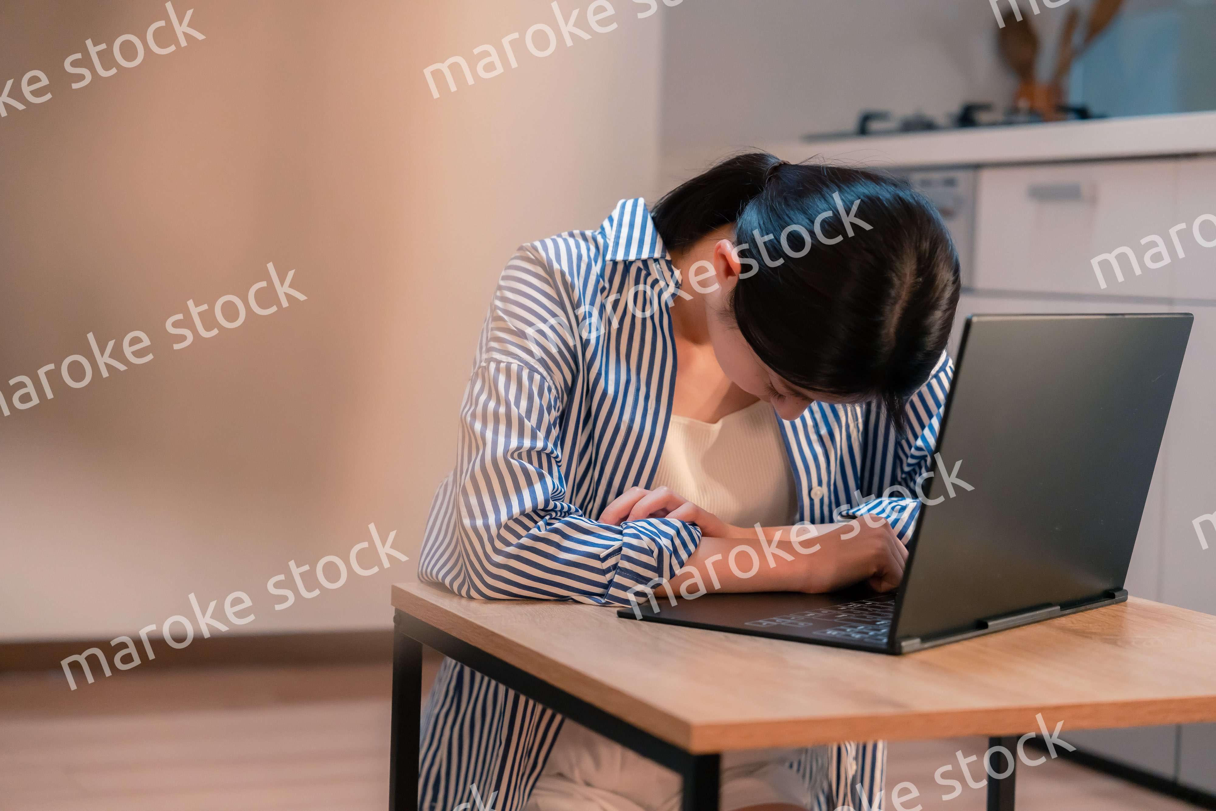 長時間の在宅勤務で疲労をする若い女性