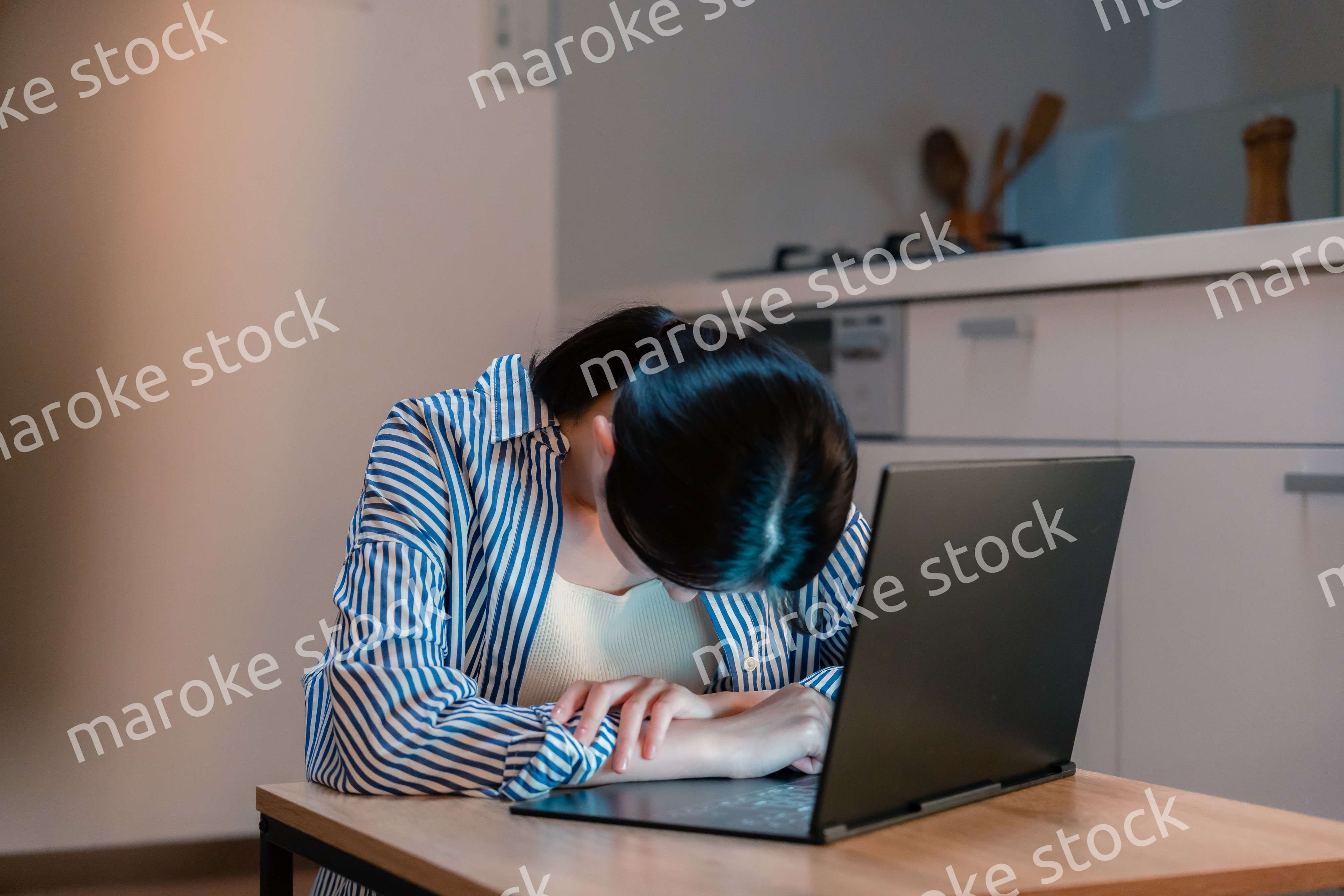 長時間の在宅勤務で疲労をする若い女性