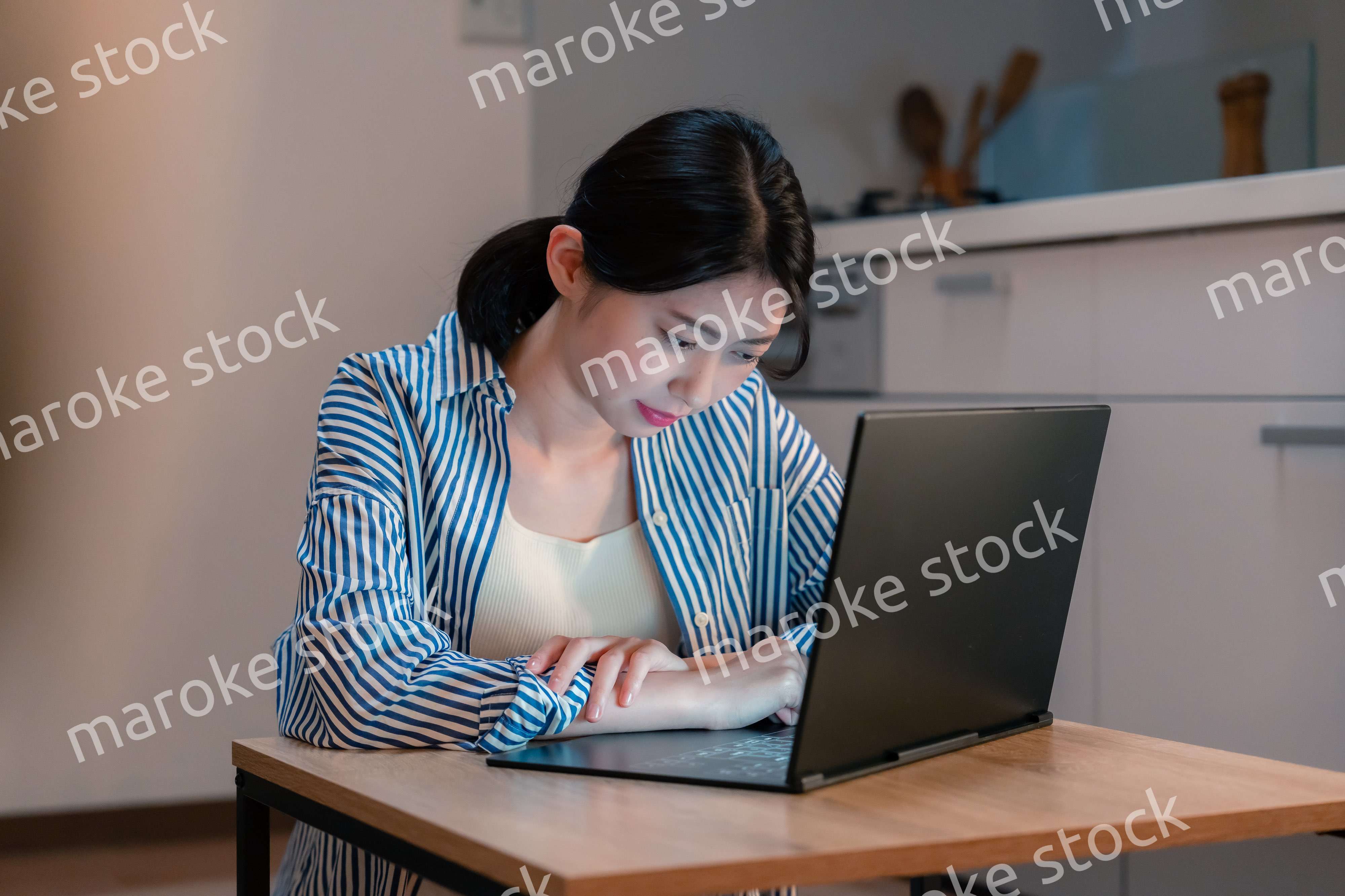 長時間の在宅勤務で疲労をする若い女性