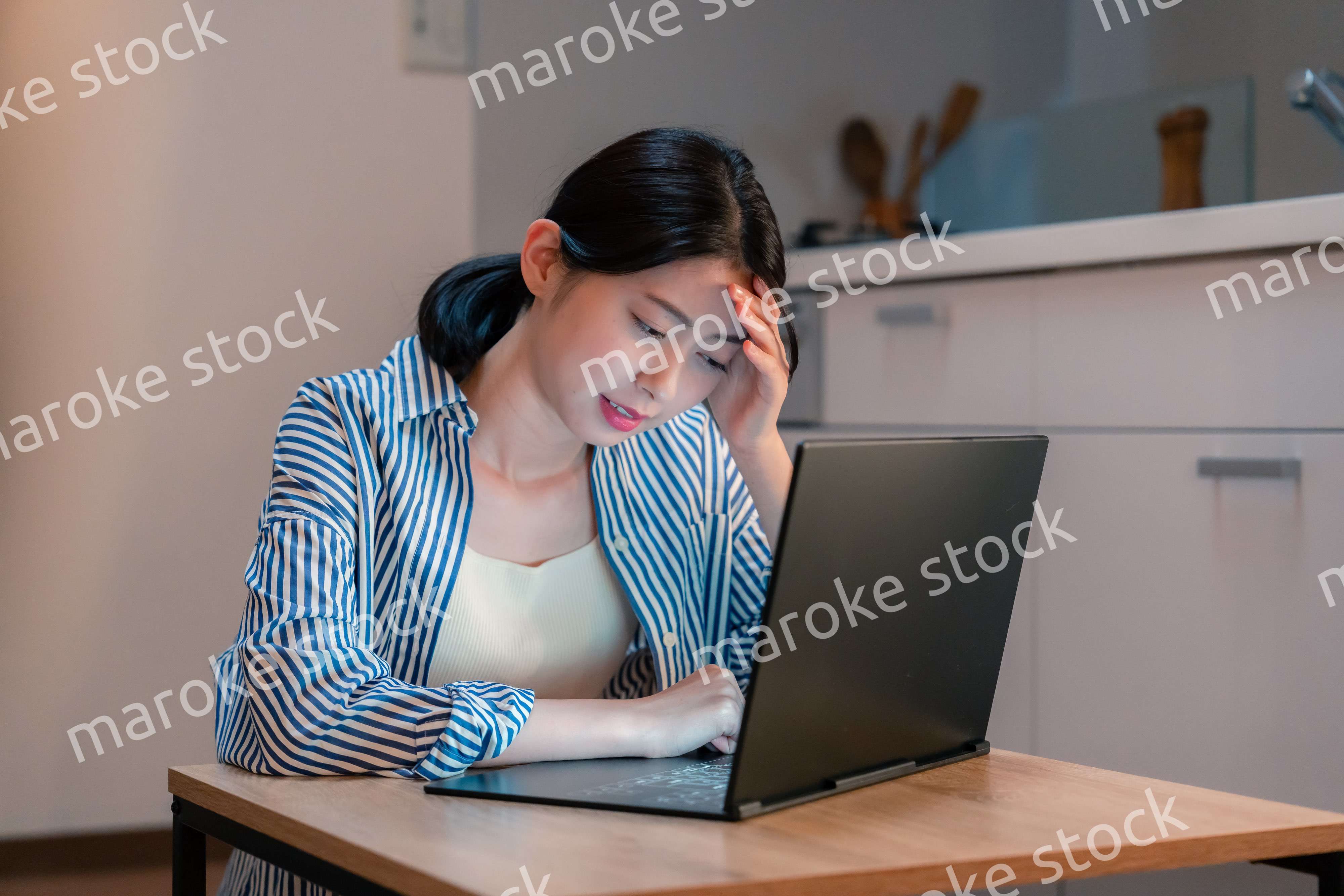 長時間の在宅勤務で疲労をする若い女性