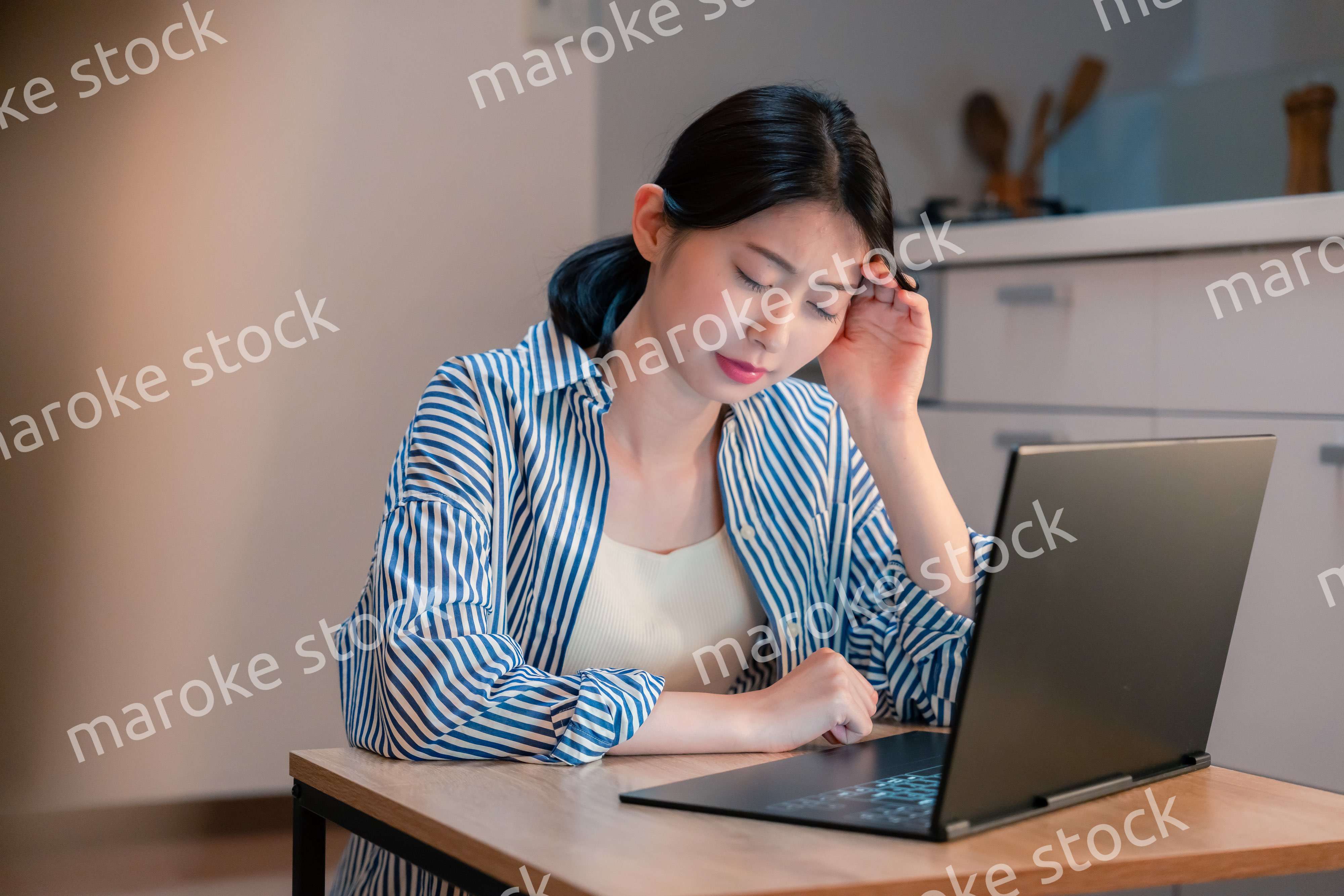 長時間の在宅勤務で疲労をする若い女性