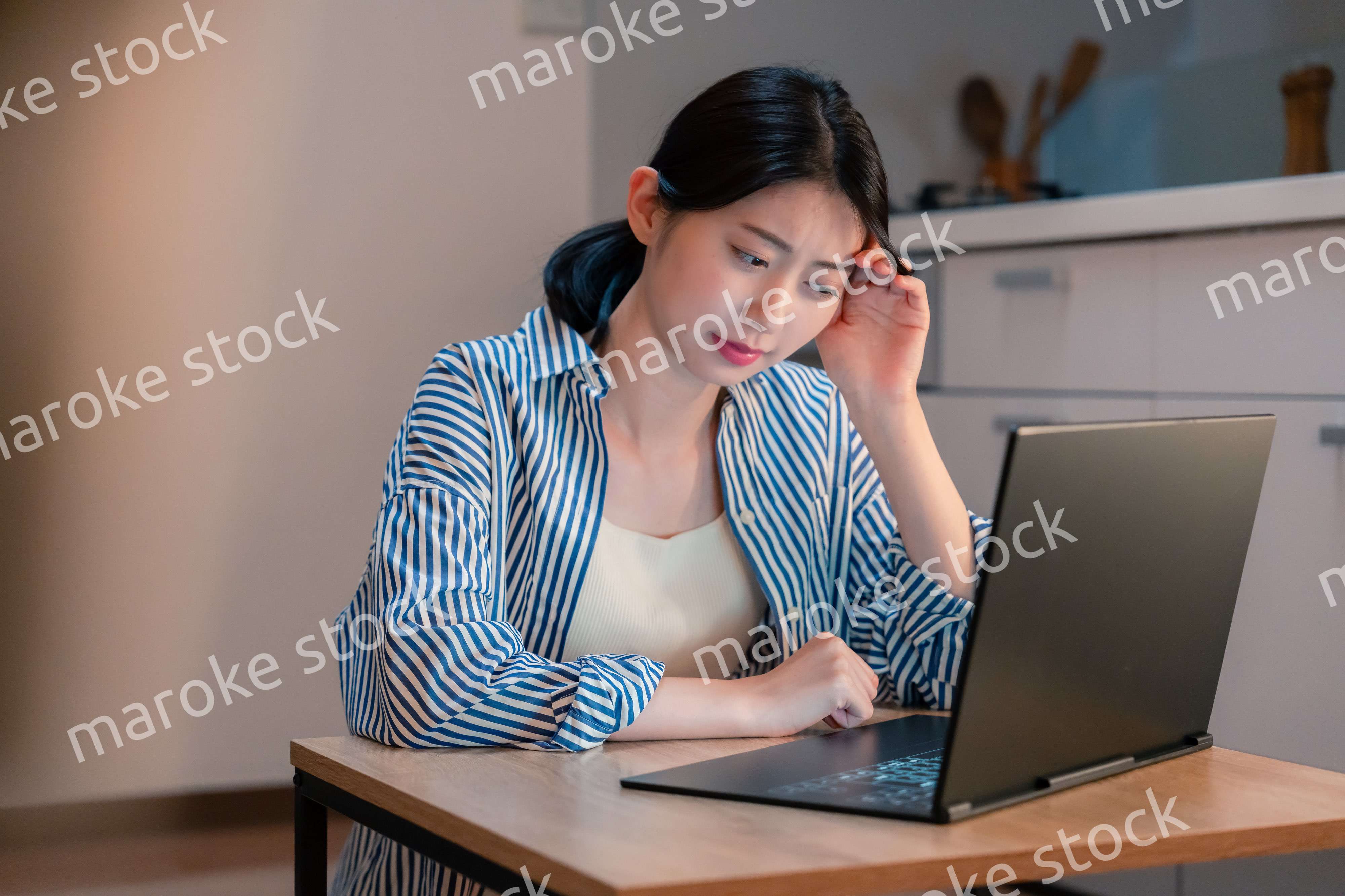 長時間の在宅勤務で疲労をする若い女性