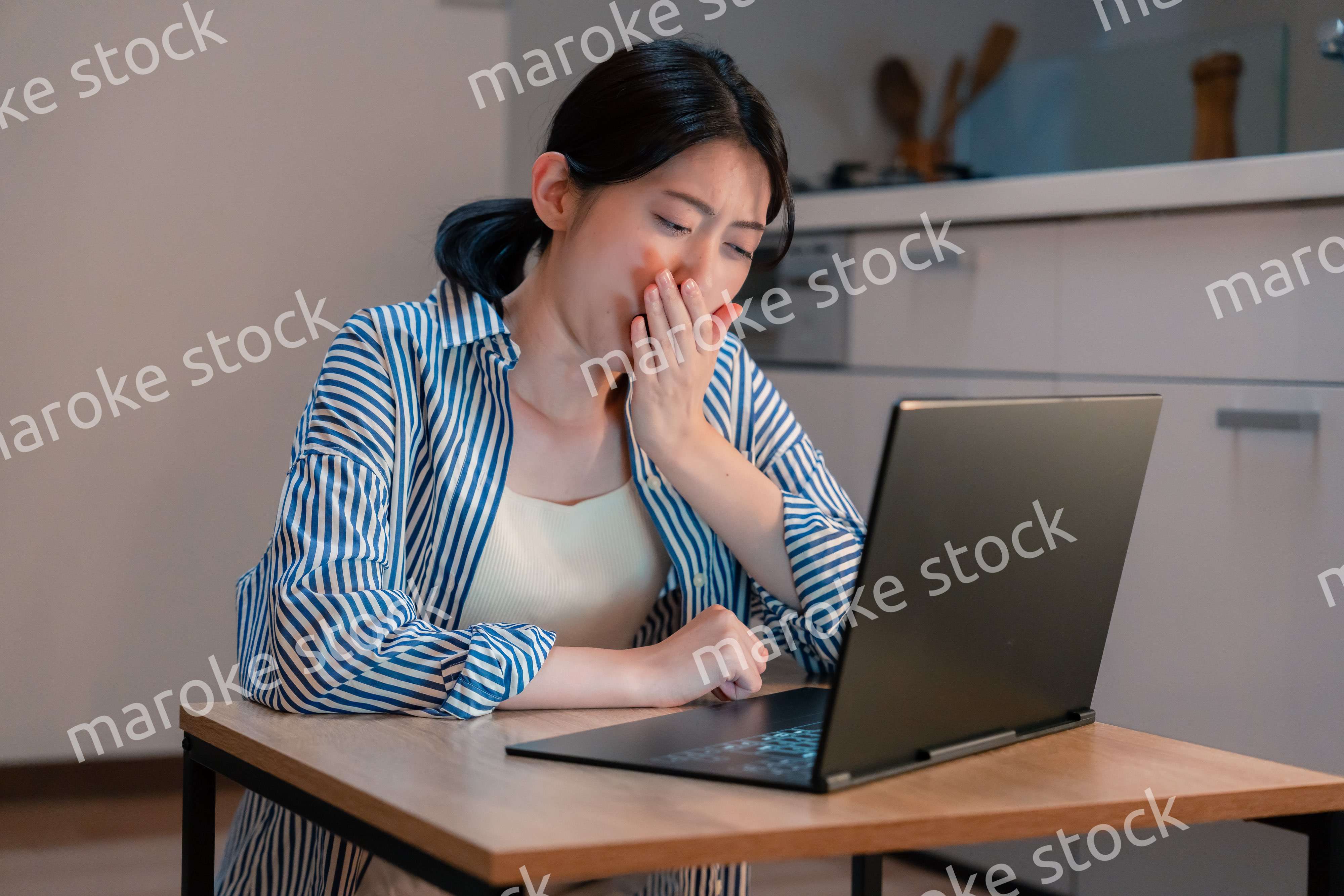 長時間の在宅勤務で疲労をする若い女性