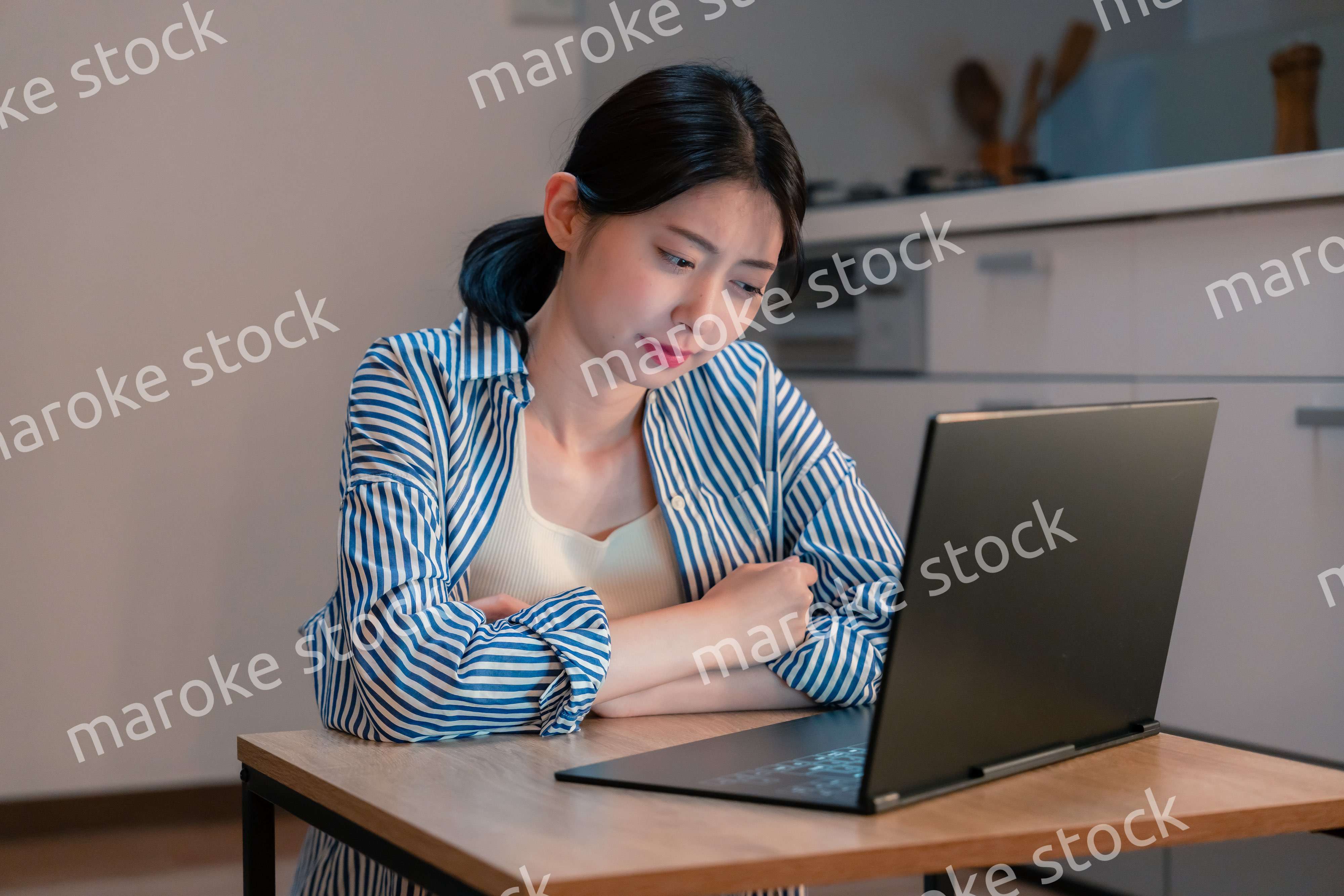 長時間の在宅勤務で疲労をする若い女性