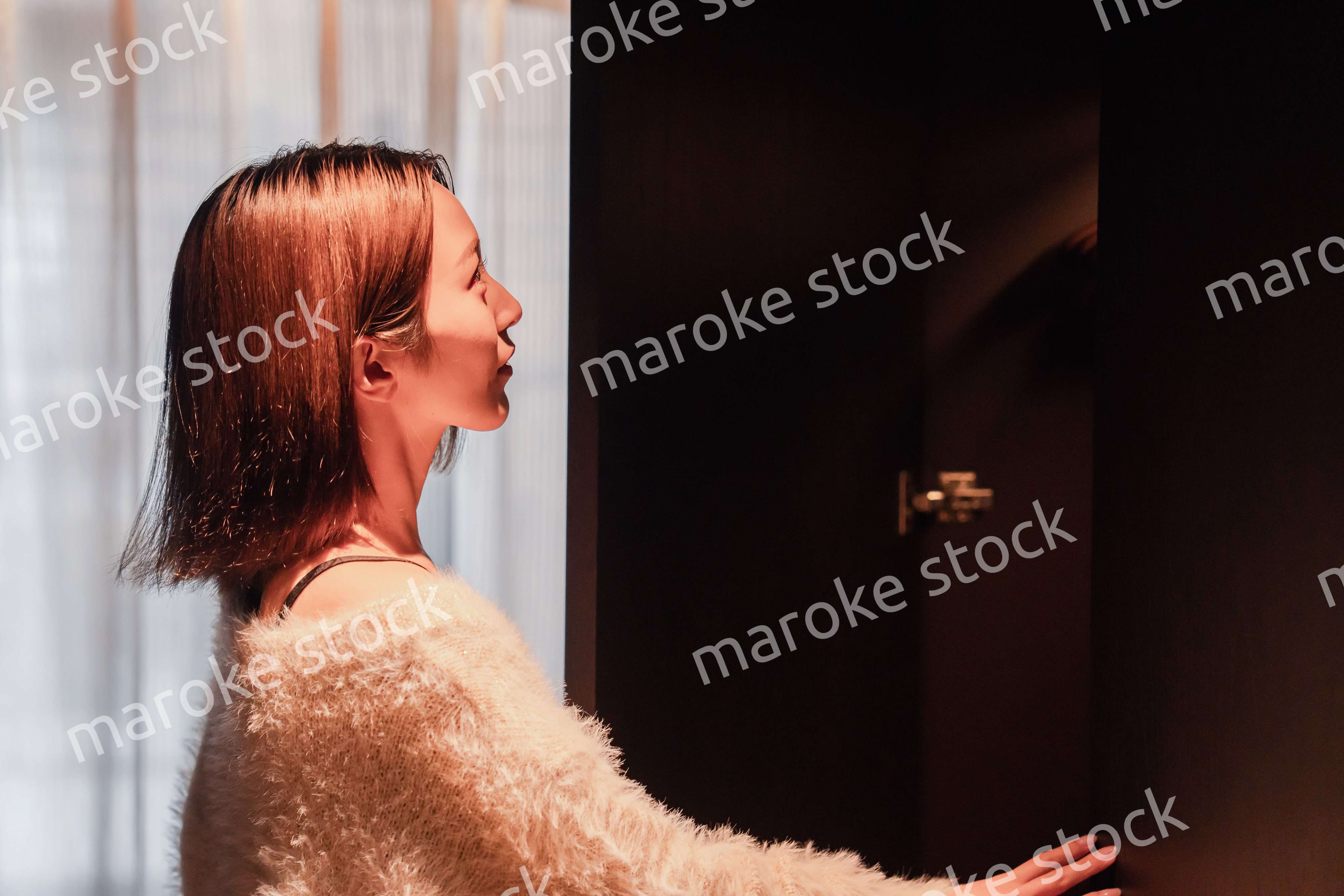 ラグジュアリーなホテルに到着して着替える若い女性