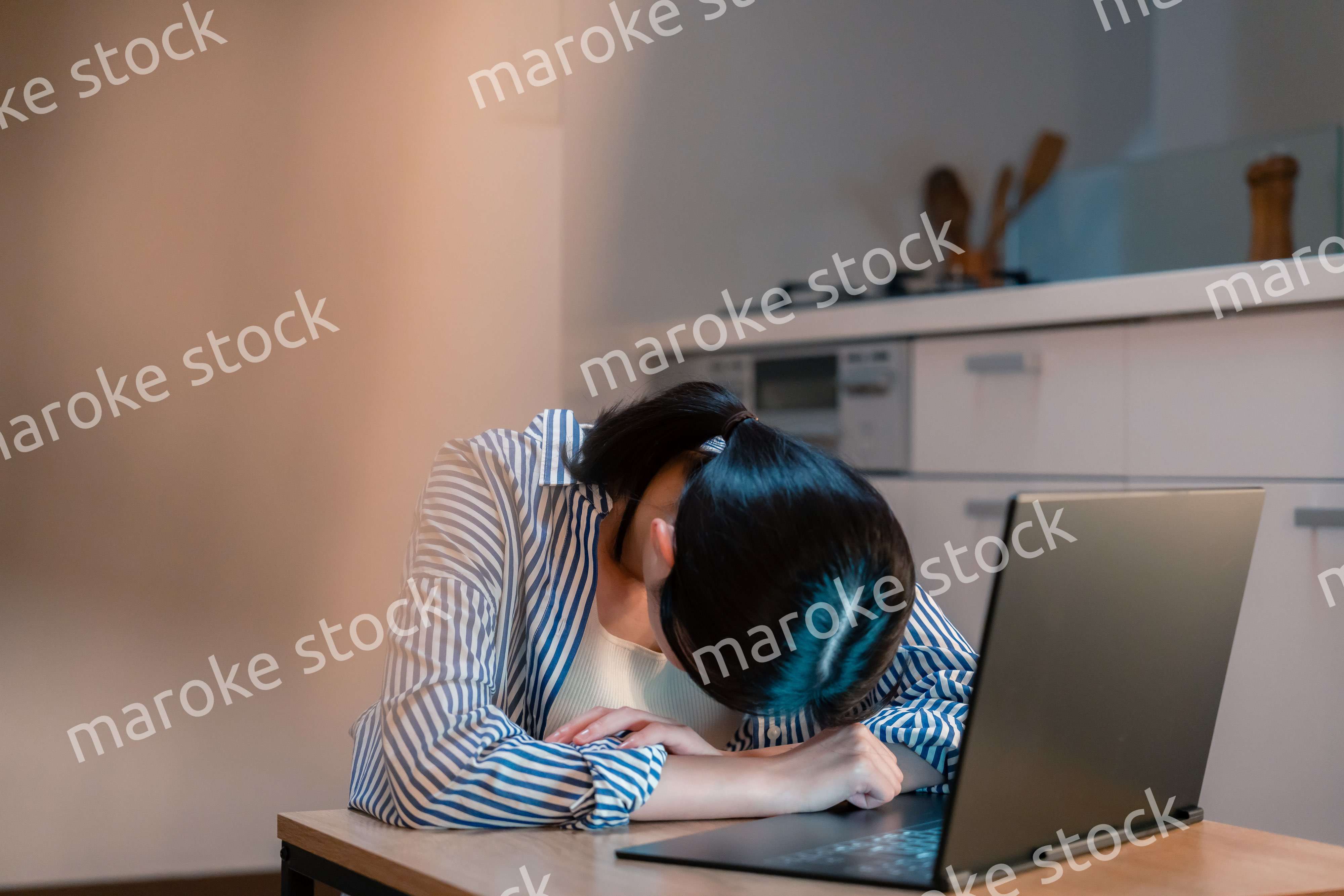 長時間の在宅勤務で疲労をする若い女性