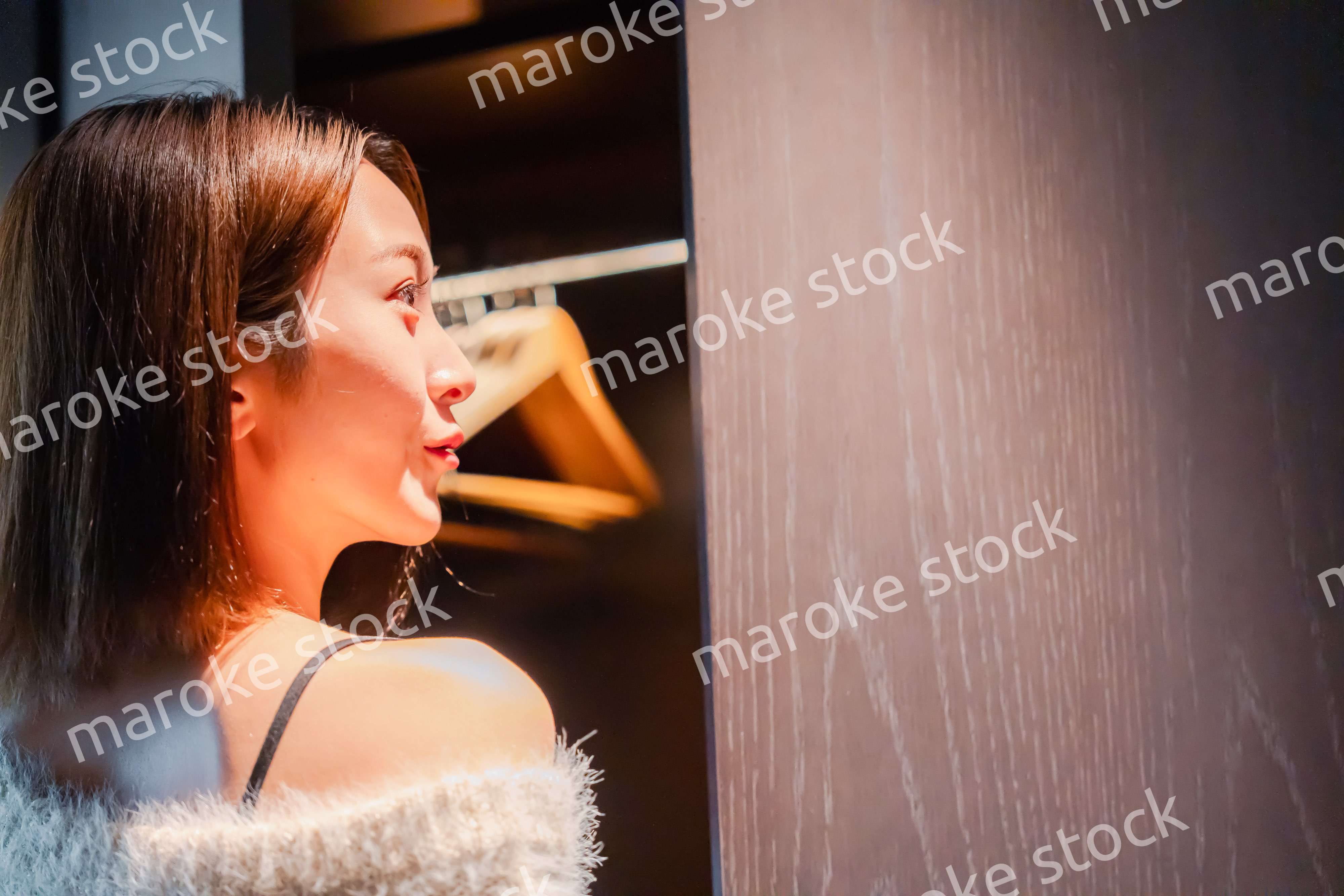 ラグジュアリーなホテルに到着して着替える若い女性