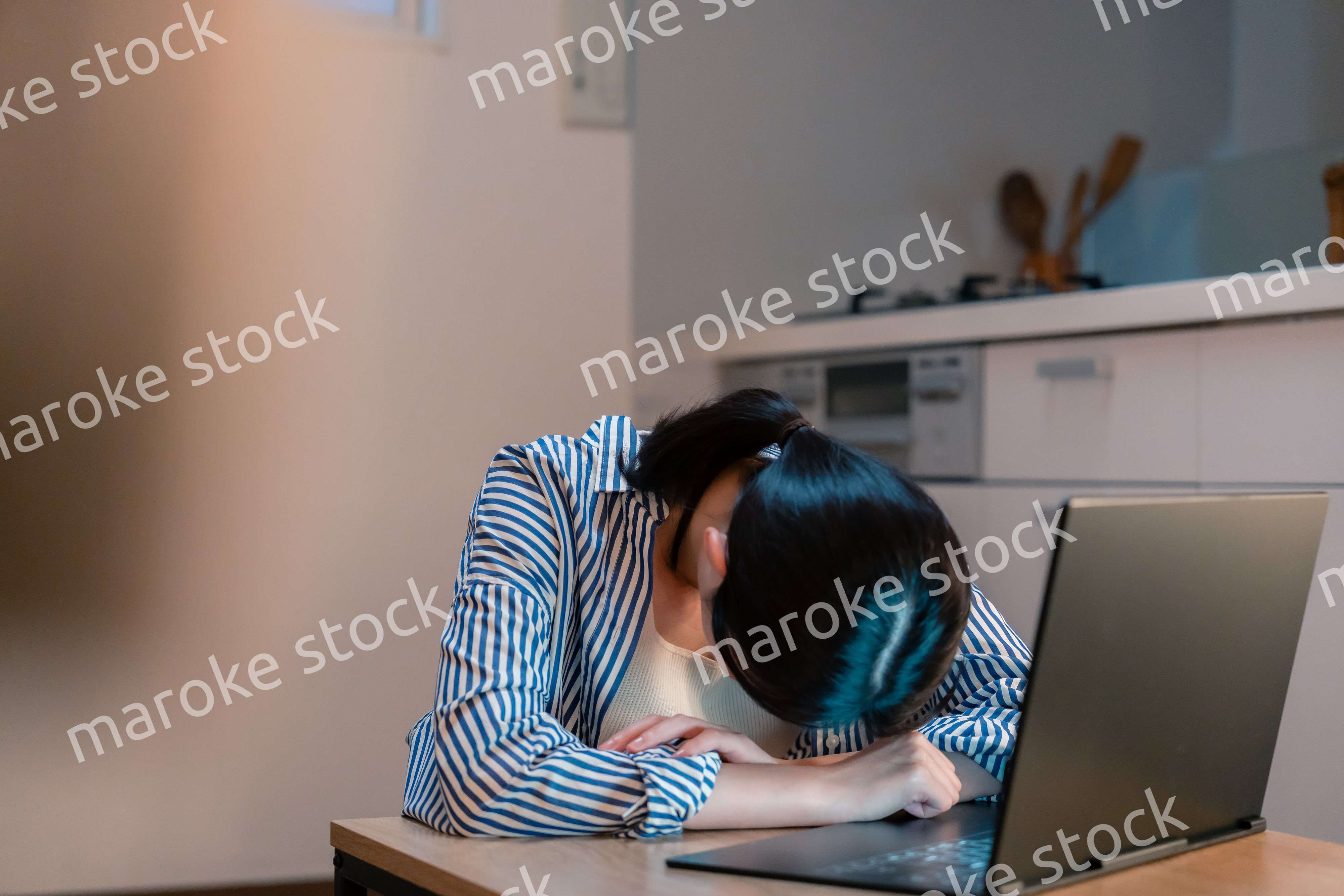 長時間の在宅勤務で疲労をする若い女性