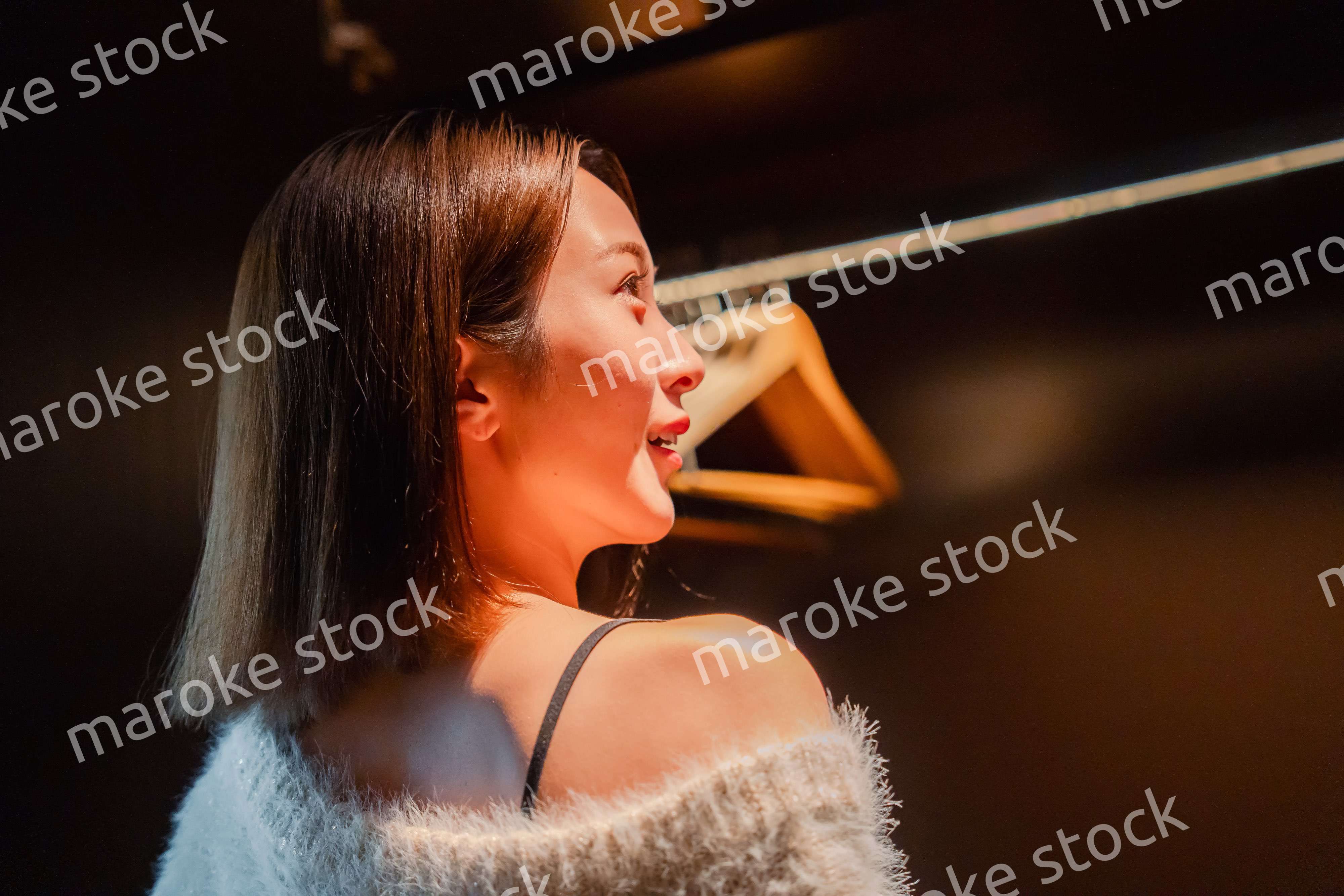 ラグジュアリーなホテルに到着して着替える若い女性