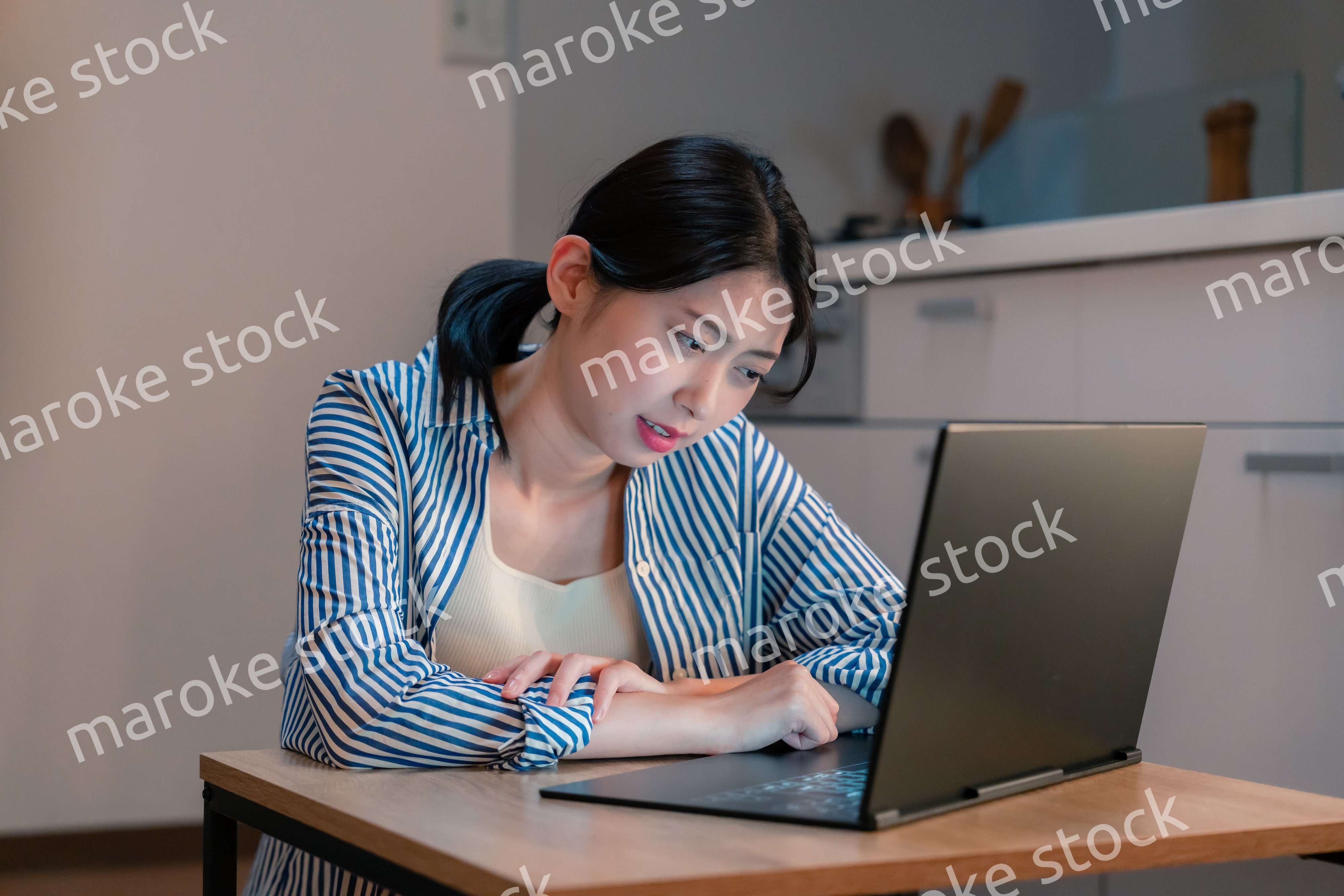 長時間の在宅勤務で疲労をする若い女性