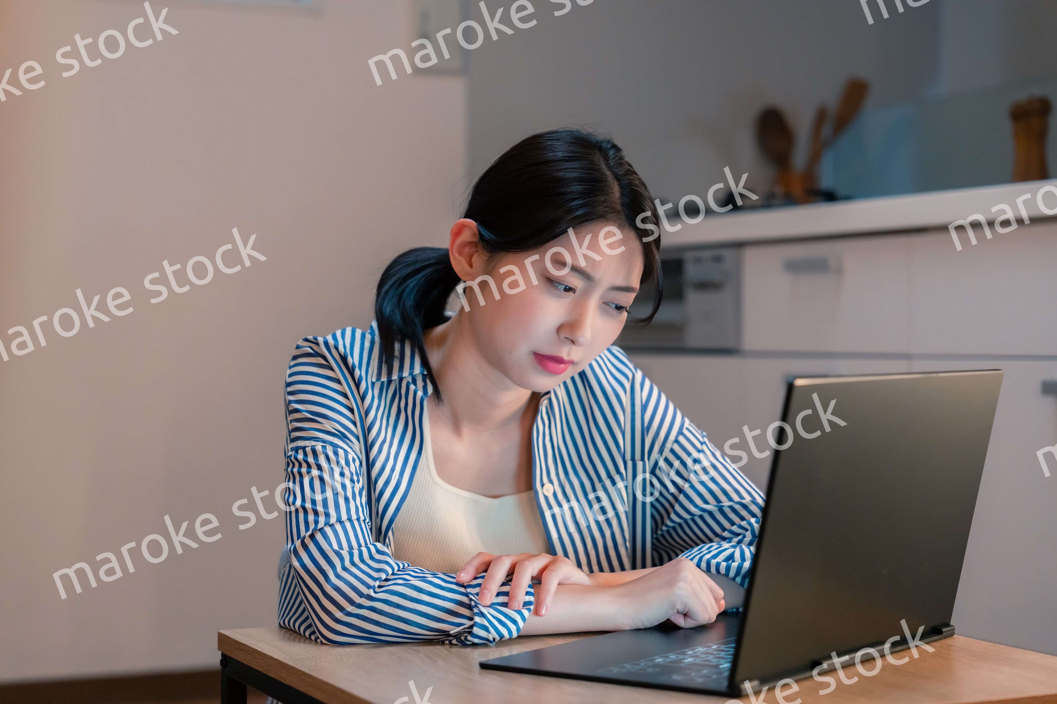 長時間の在宅勤務で疲労をする若い女性