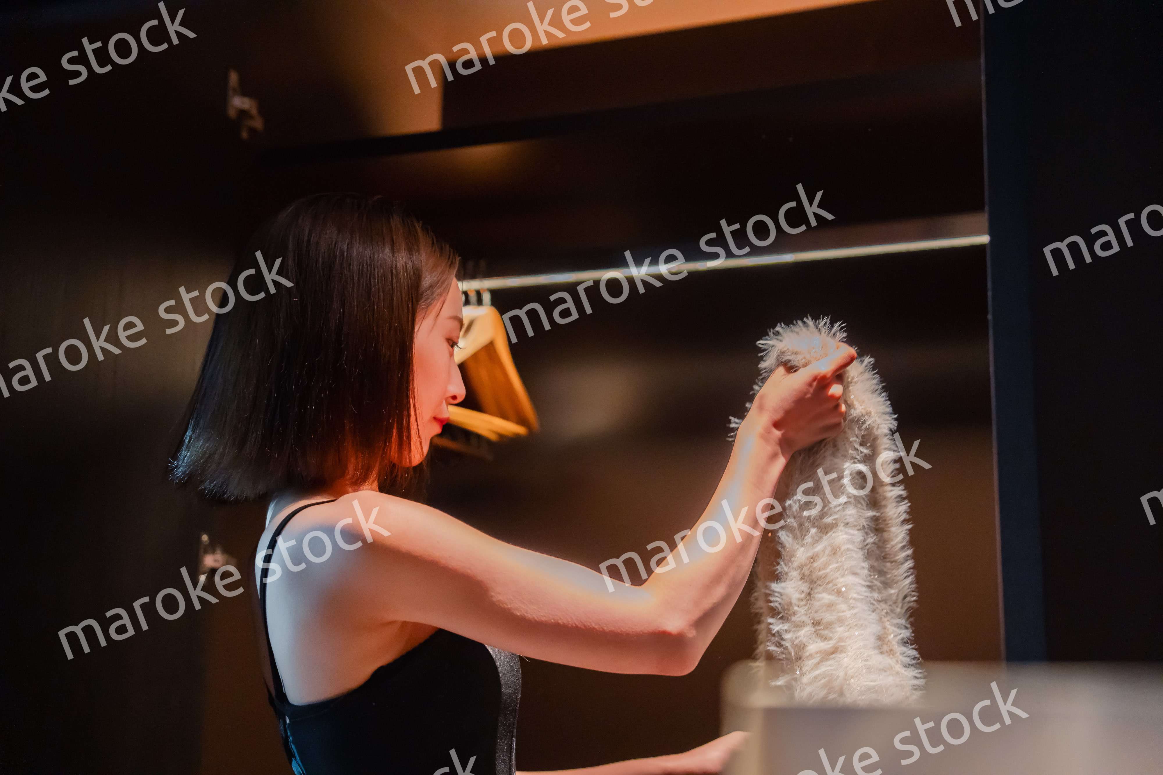 ラグジュアリーなホテルに到着して着替える若い女性