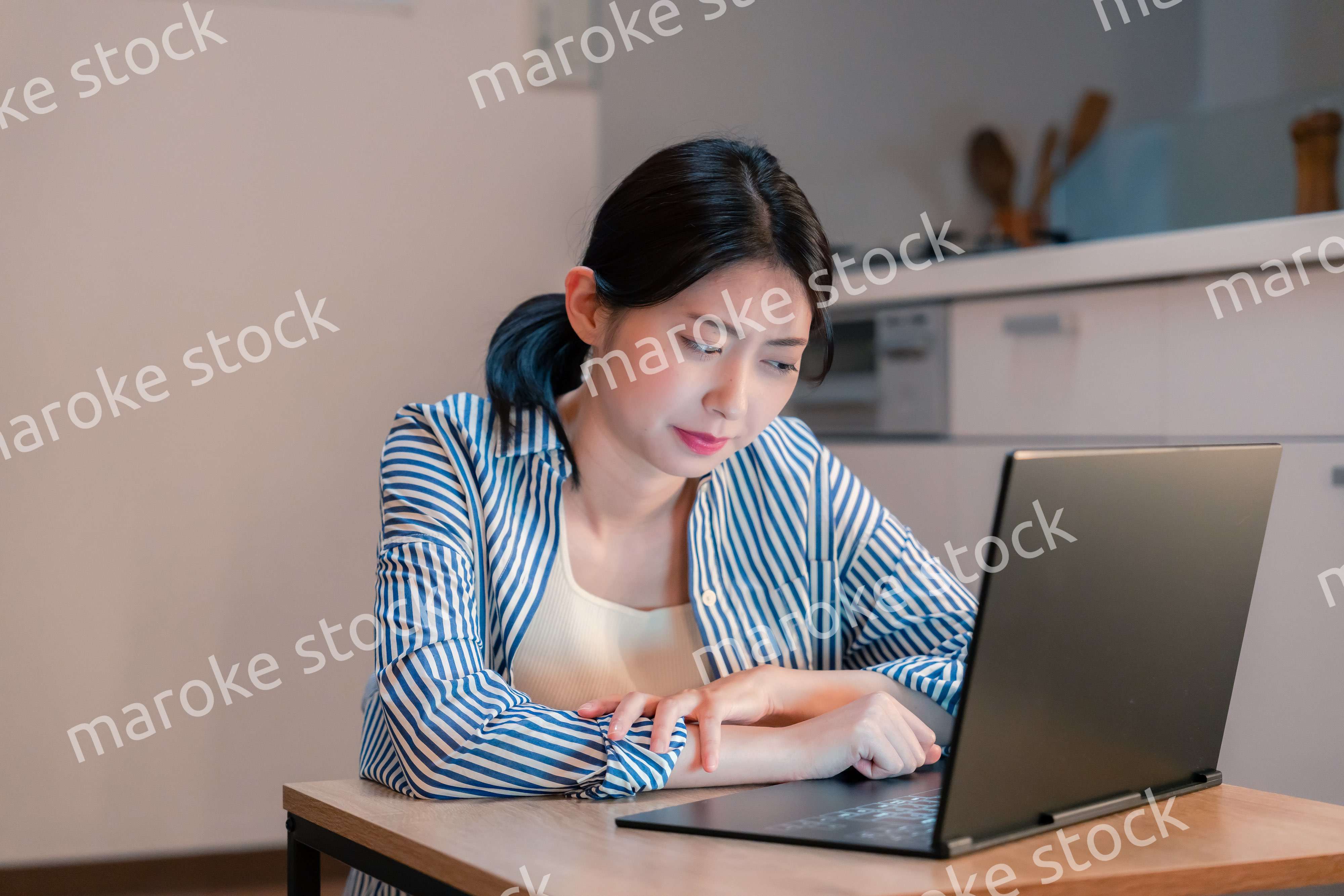 長時間の在宅勤務で疲労をする若い女性