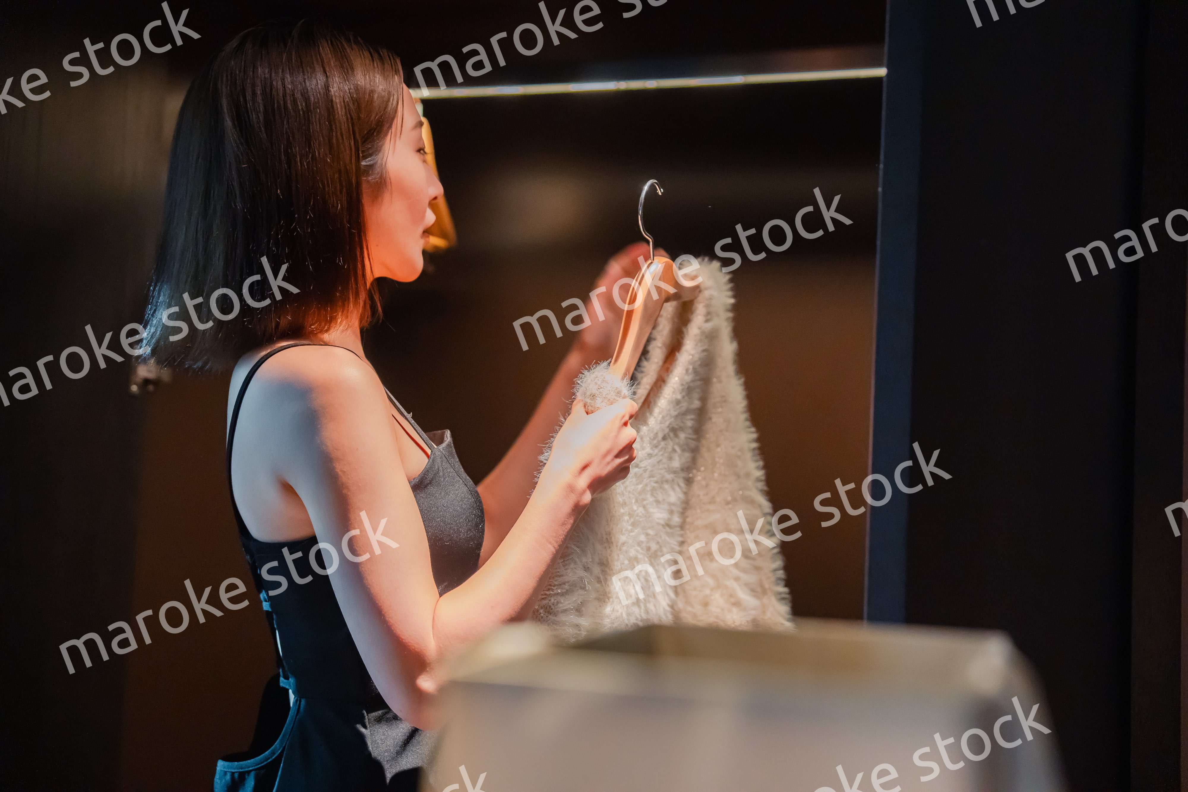 ラグジュアリーなホテルに到着して着替える若い女性