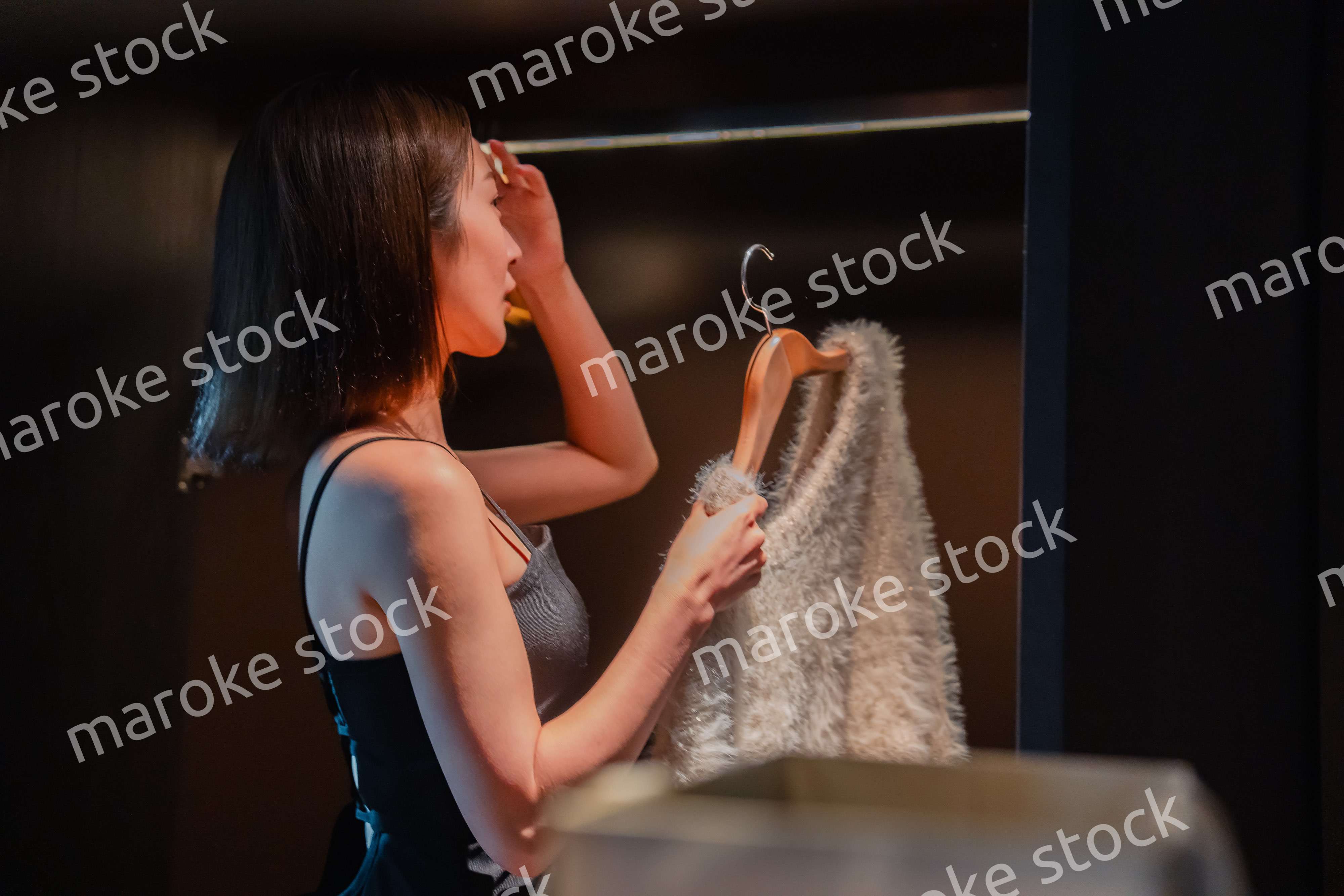 ラグジュアリーなホテルに到着して着替える若い女性