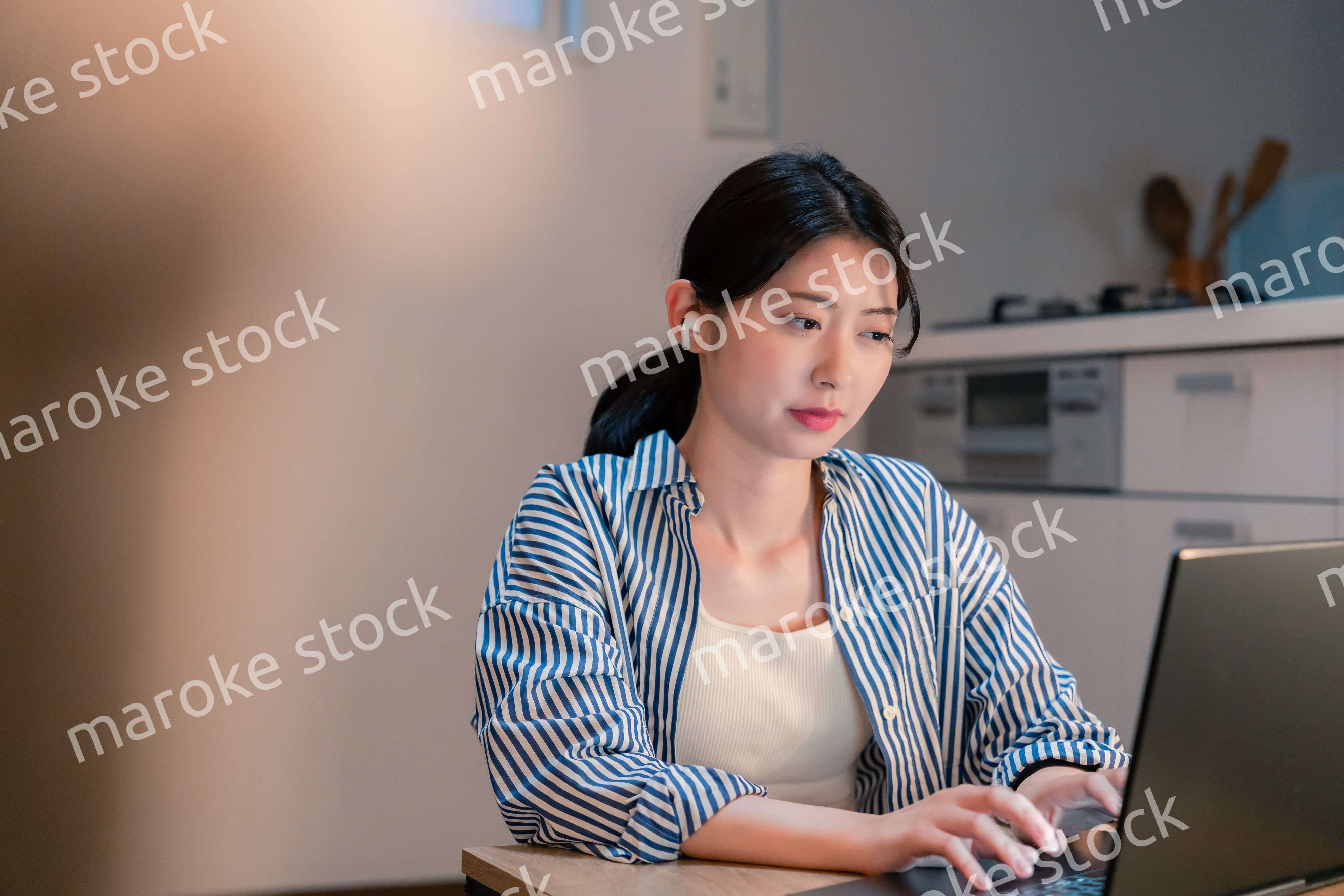 夜遅くにリモート会議をする若いビジネスパーソン