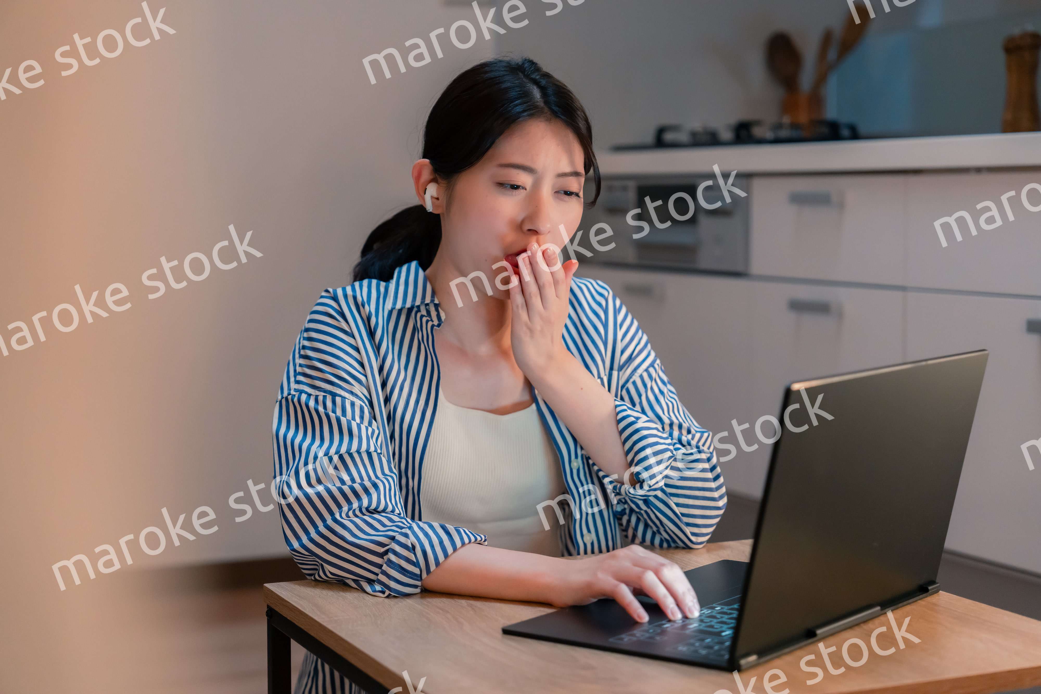 夜遅くにリモート会議をする若いビジネスパーソン