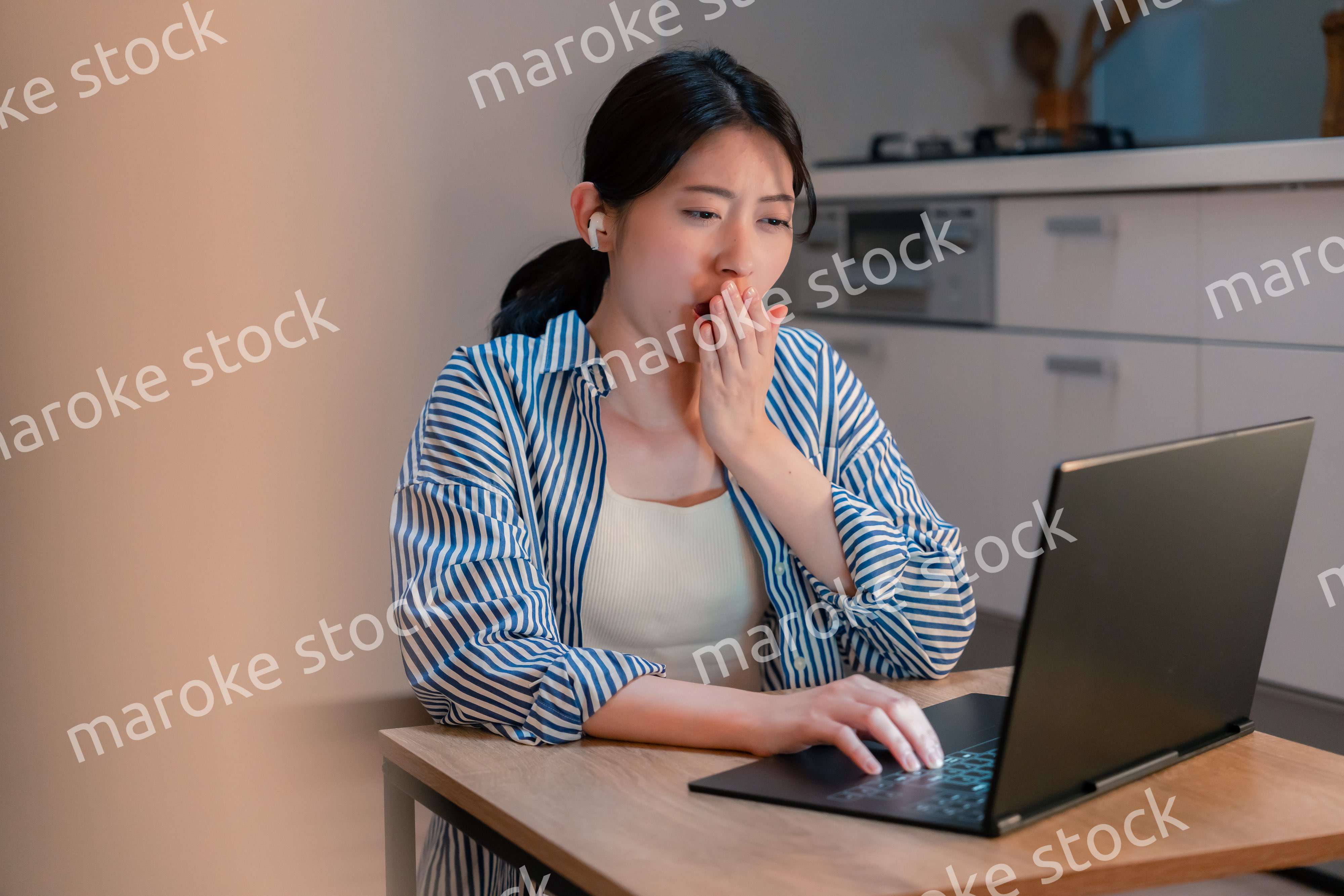 夜遅くにリモート会議をする若いビジネスパーソン