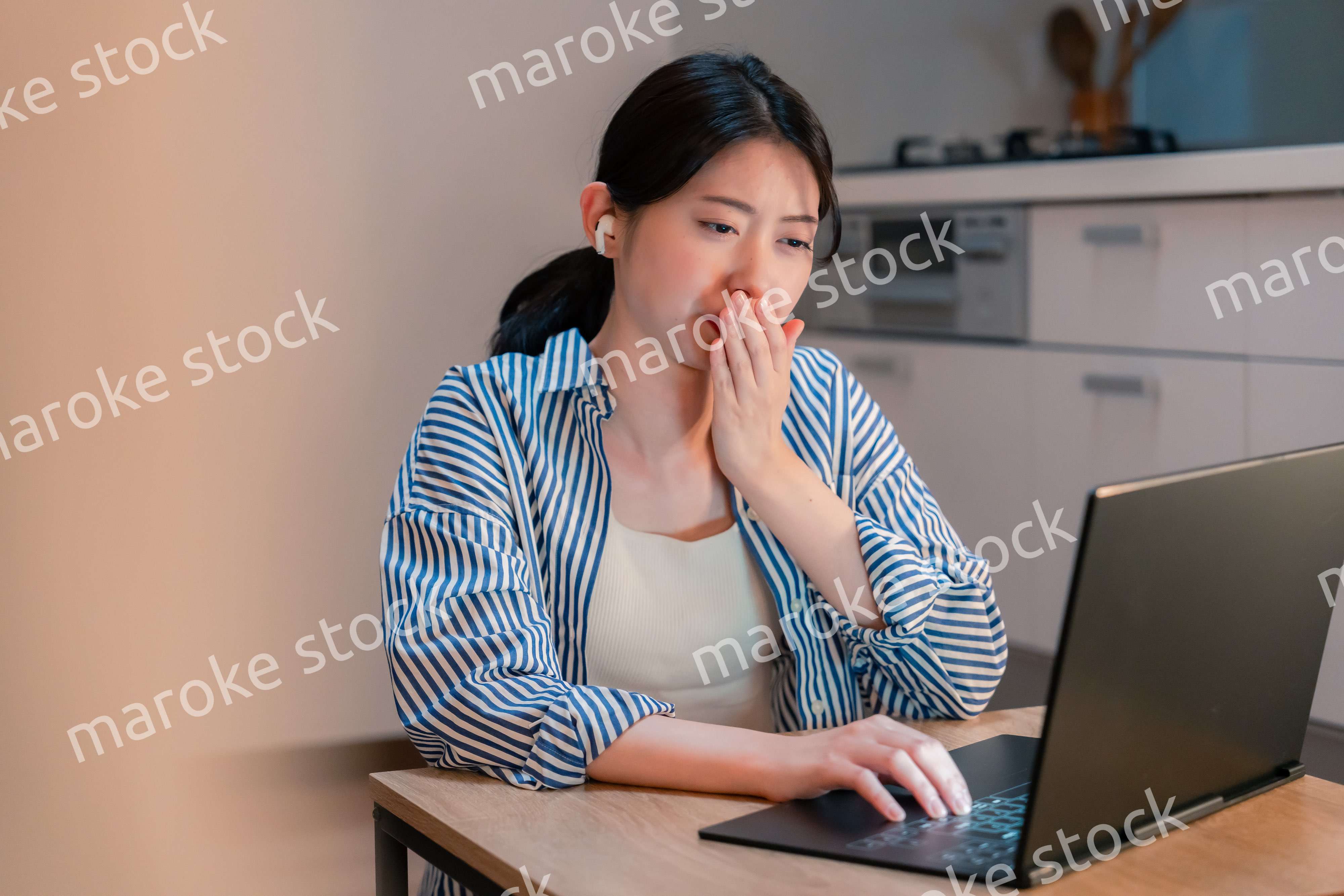 夜遅くにリモート会議をする若いビジネスパーソン