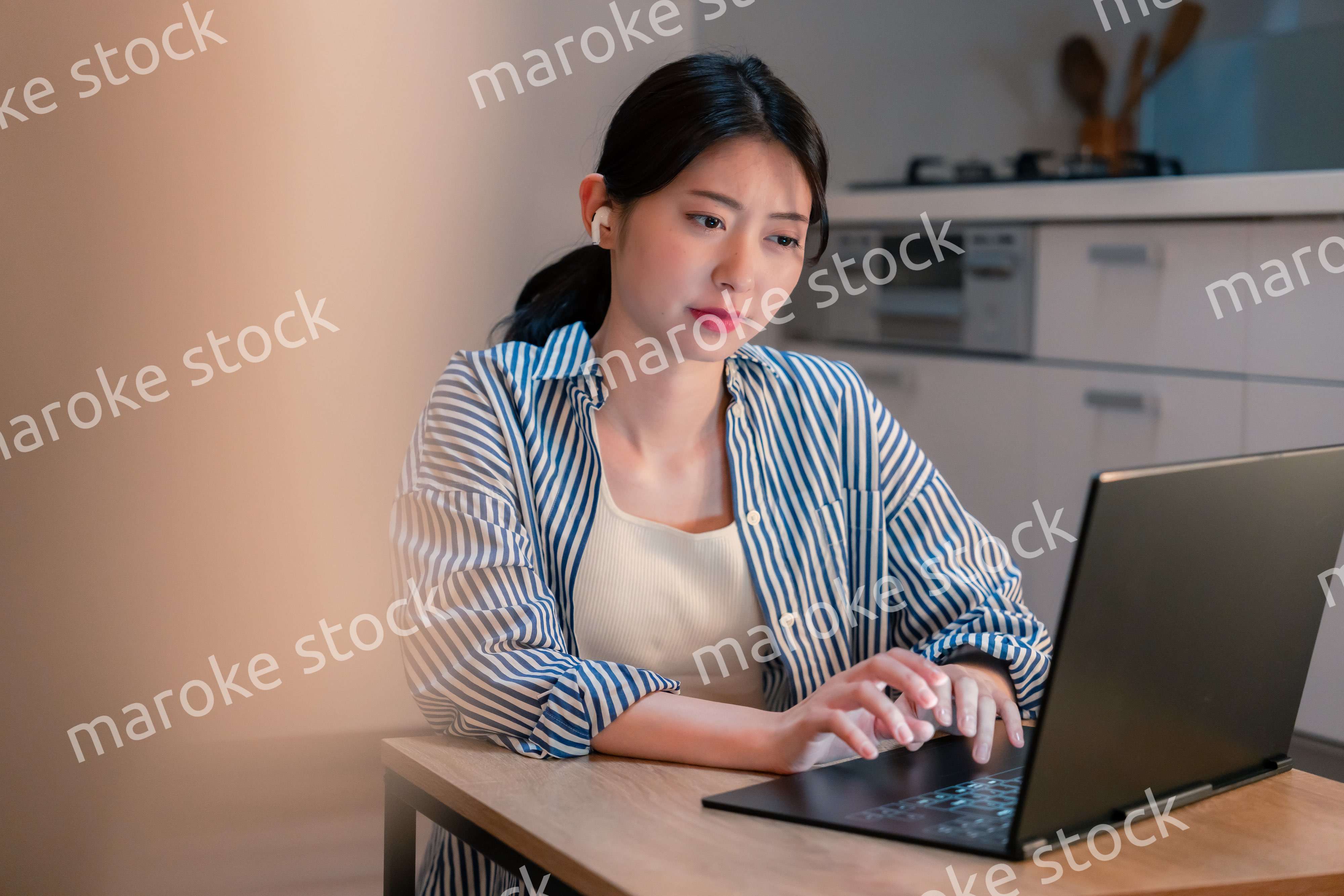 夜遅くにリモート会議をする若いビジネスパーソン