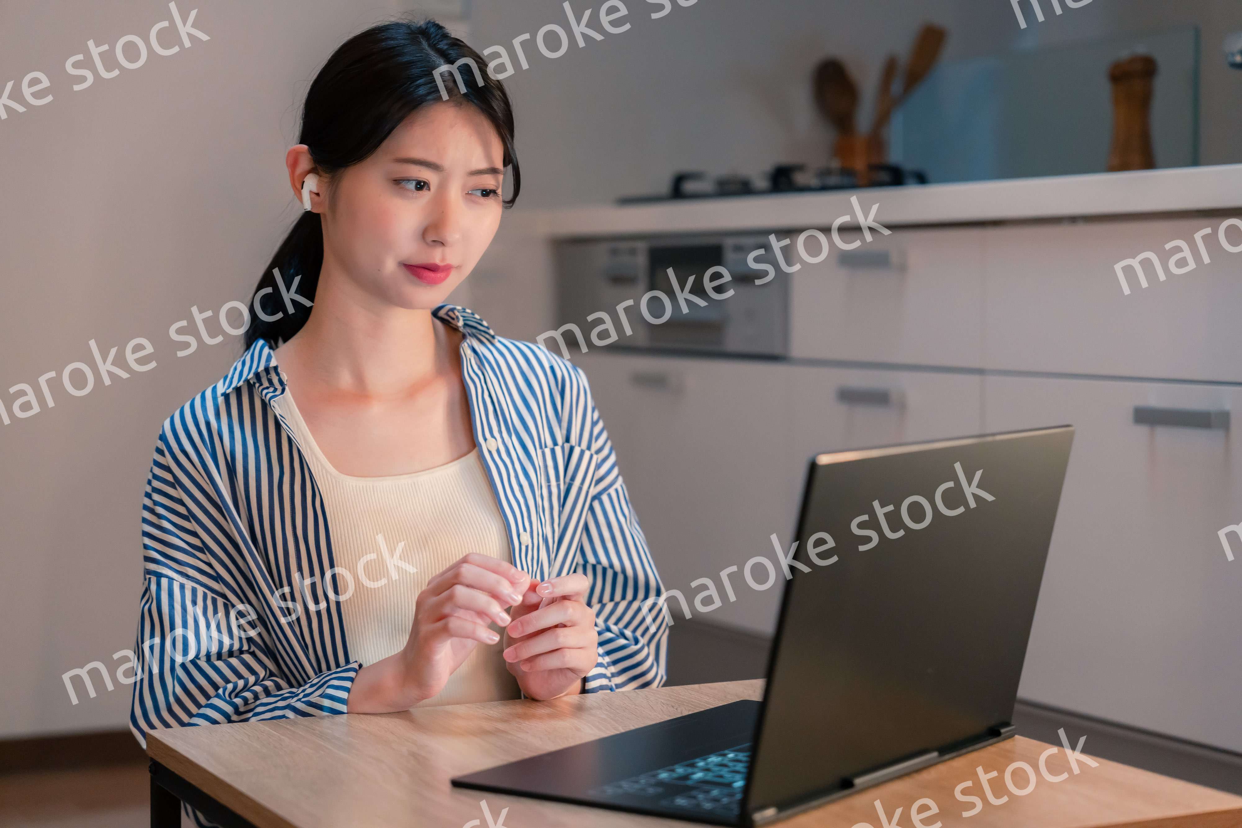 夜遅くにリモート会議をする若いビジネスパーソン