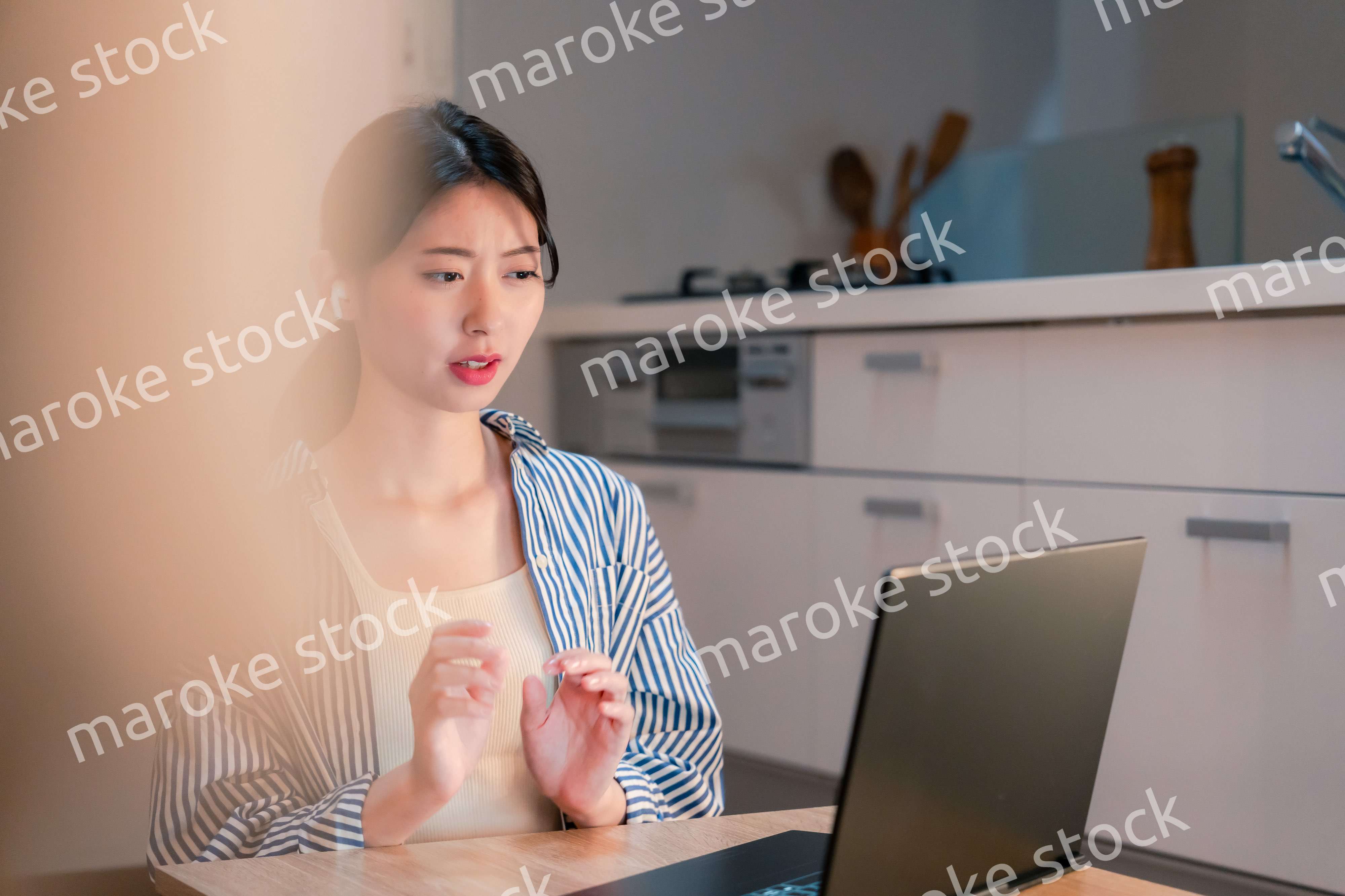 夜遅くにリモート会議をする若いビジネスパーソン