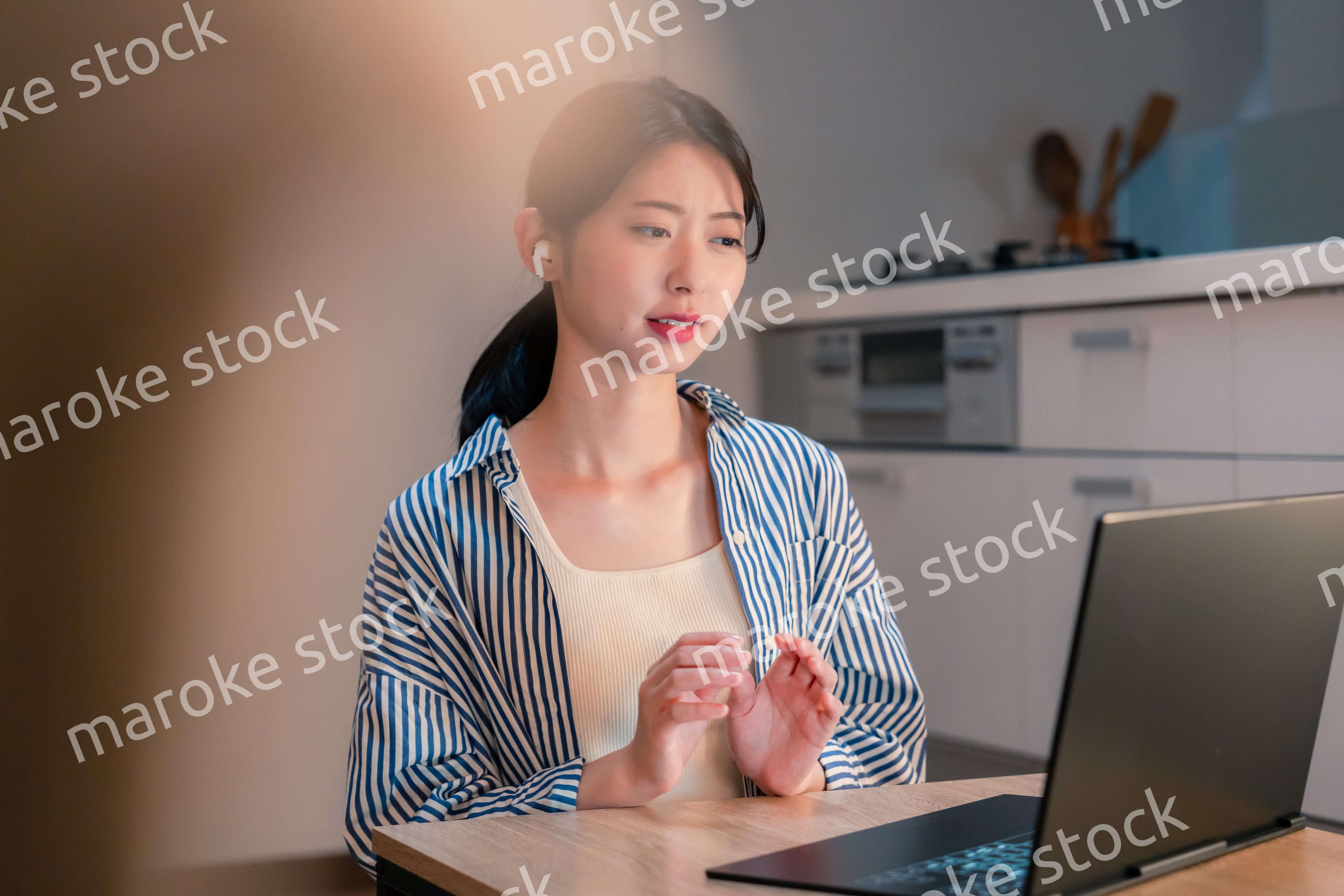 夜遅くにリモート会議をする若いビジネスパーソン