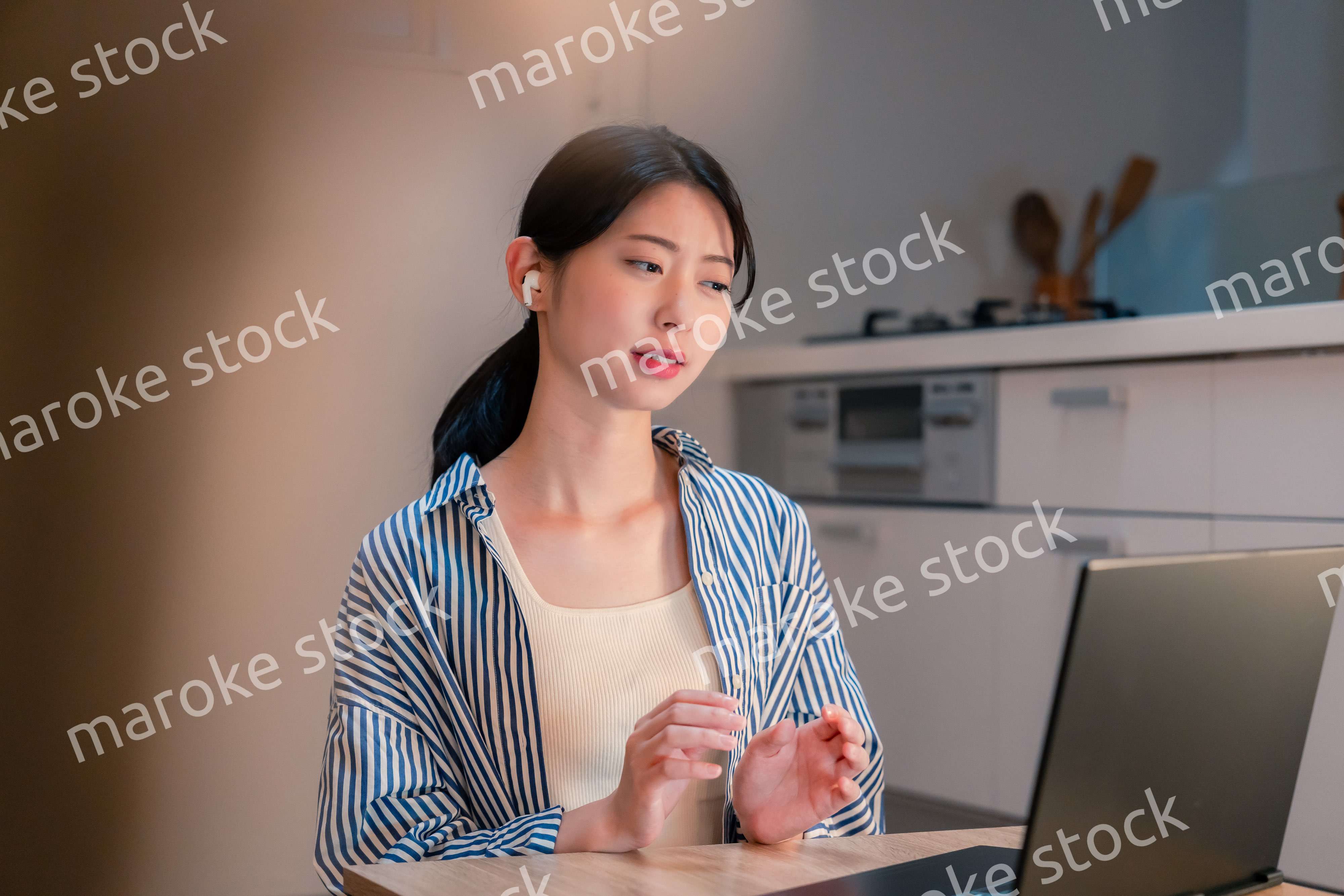 夜遅くにリモート会議をする若いビジネスパーソン