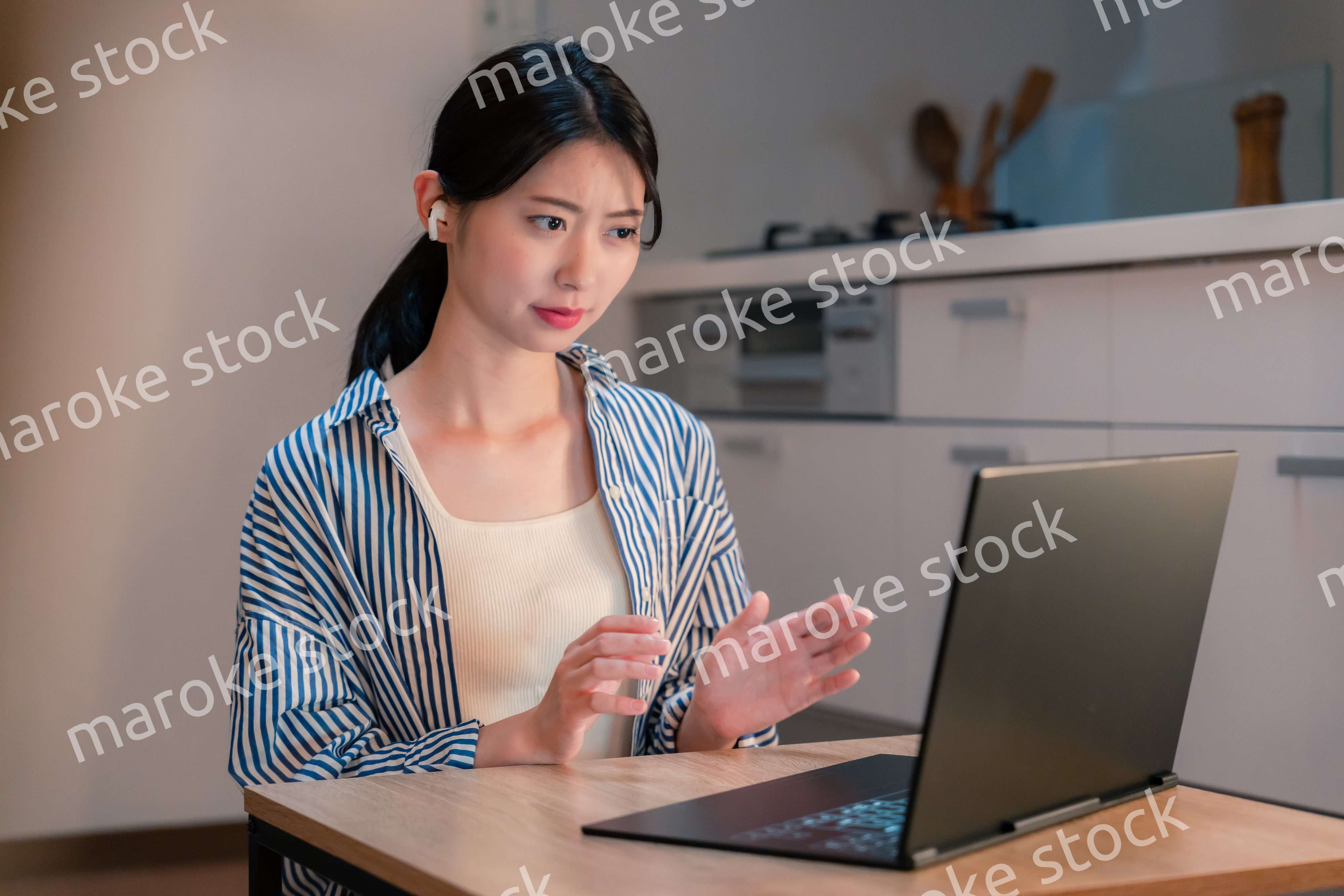 夜遅くにリモート会議をする若いビジネスパーソン