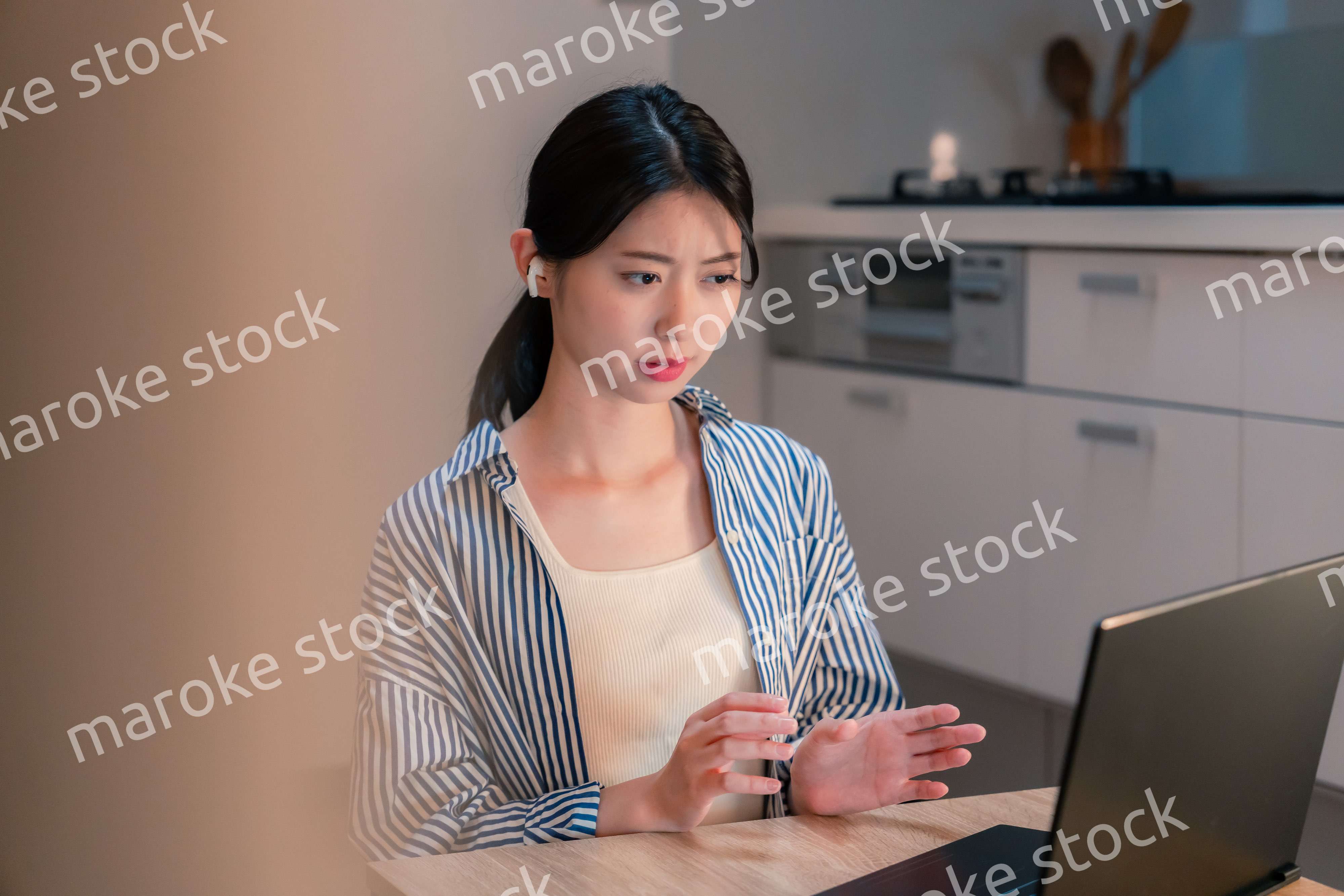 夜遅くにリモート会議をする若いビジネスパーソン