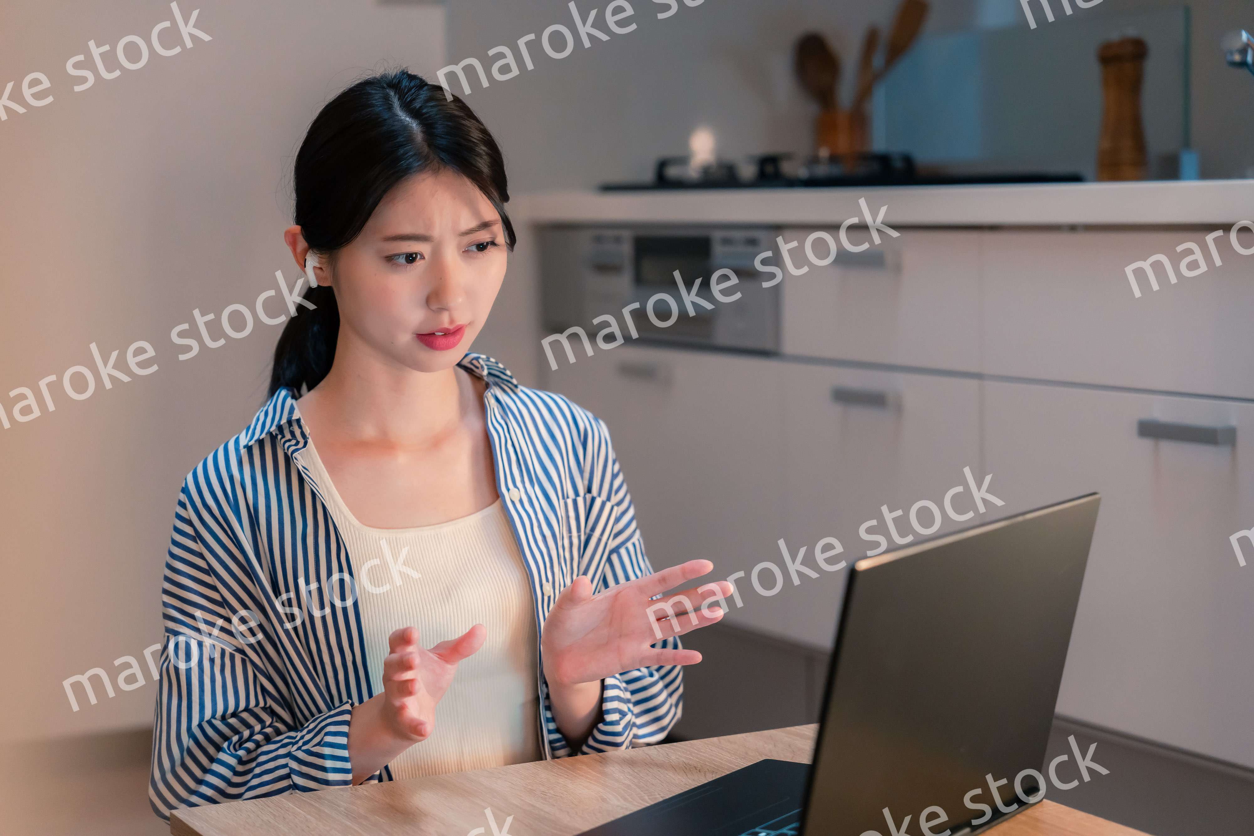 夜遅くにリモート会議をする若いビジネスパーソン