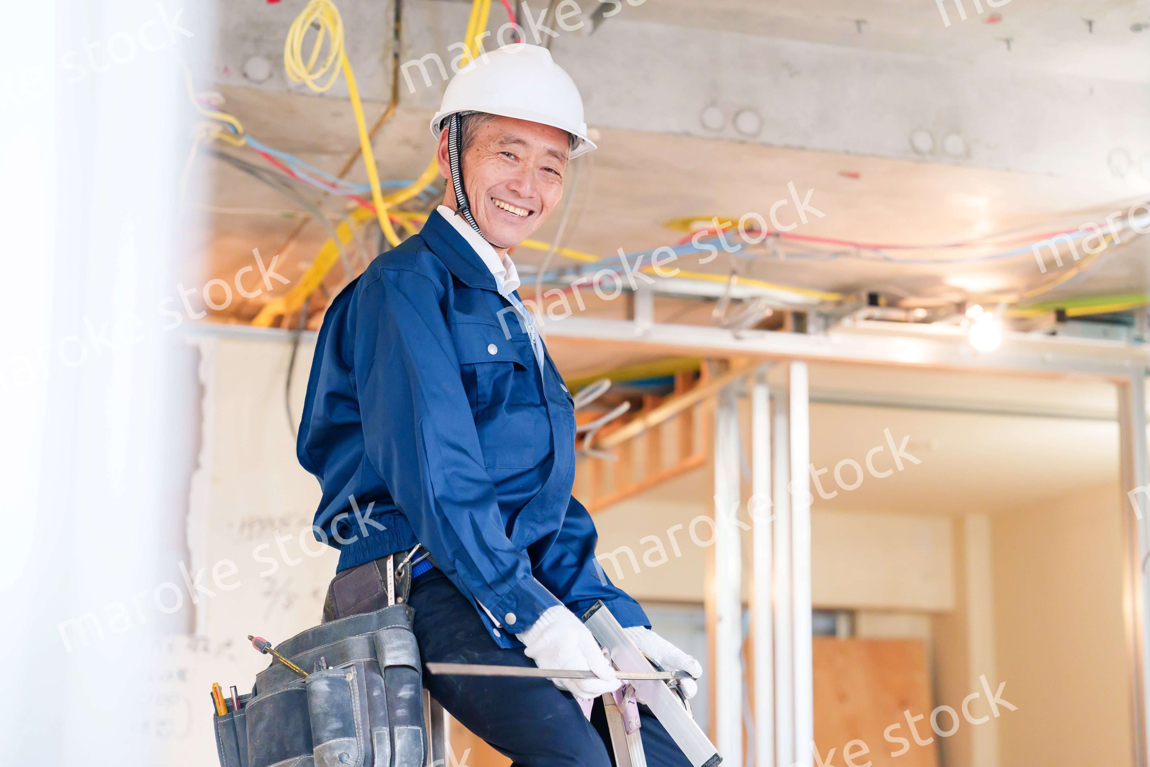 住宅の工事をする大工の男性