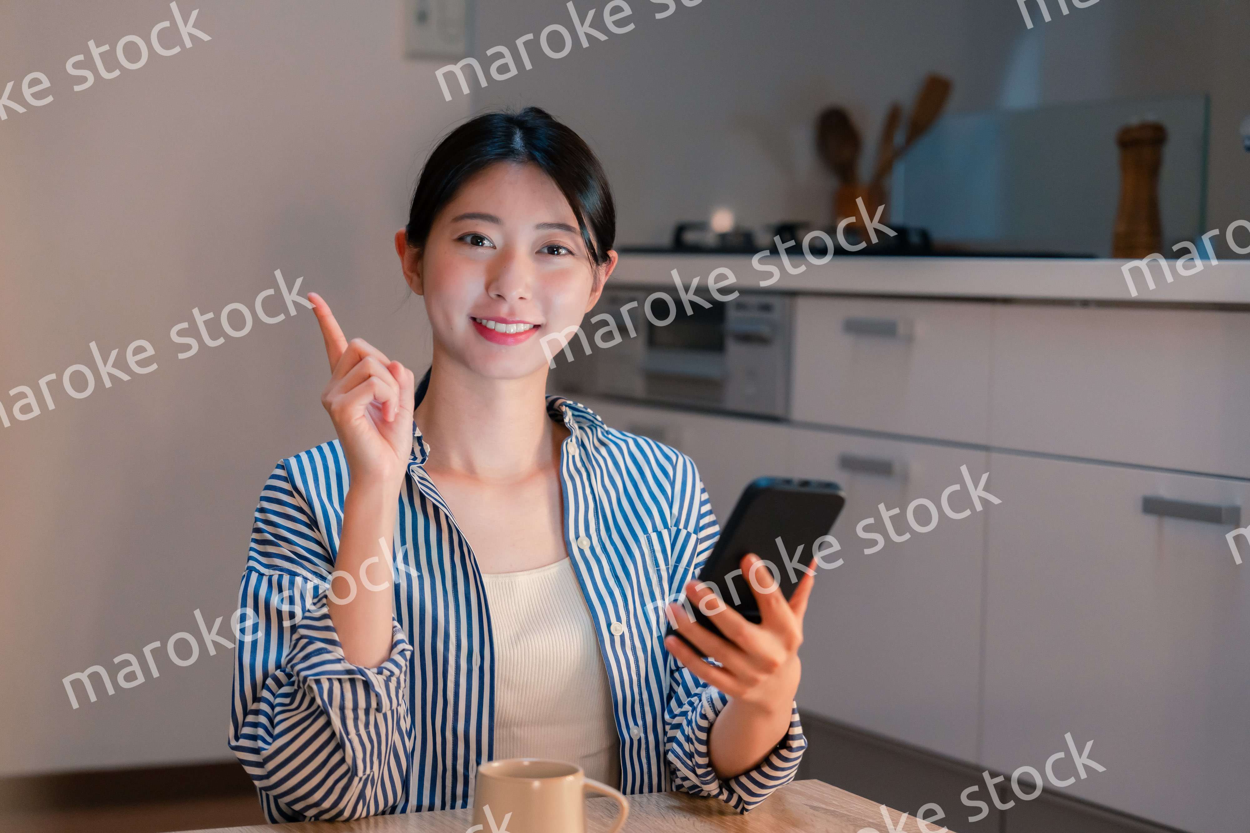 夜遅くに笑顔でスマホを使う若い女性