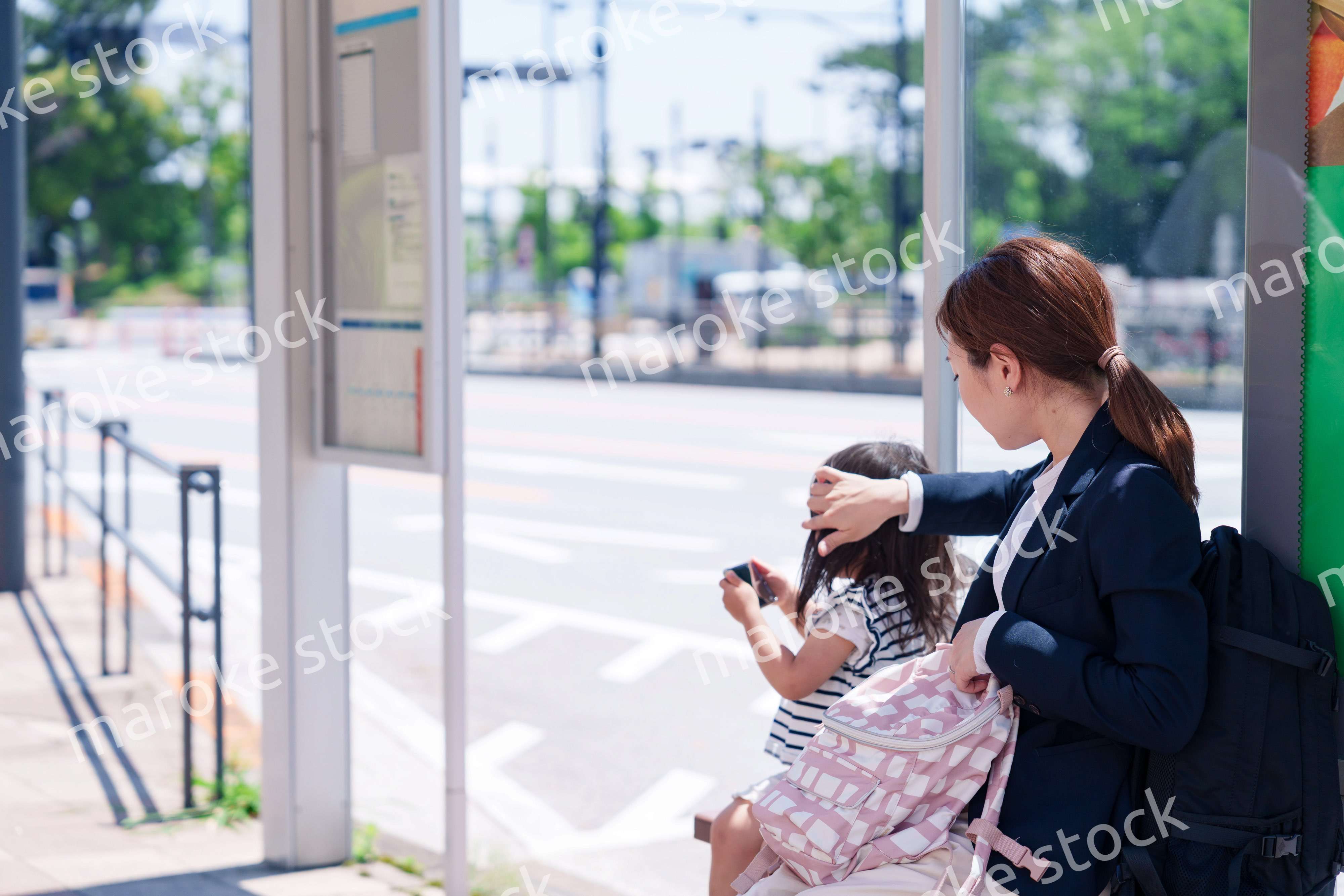 子どもと一緒に通勤をするワーママの女性