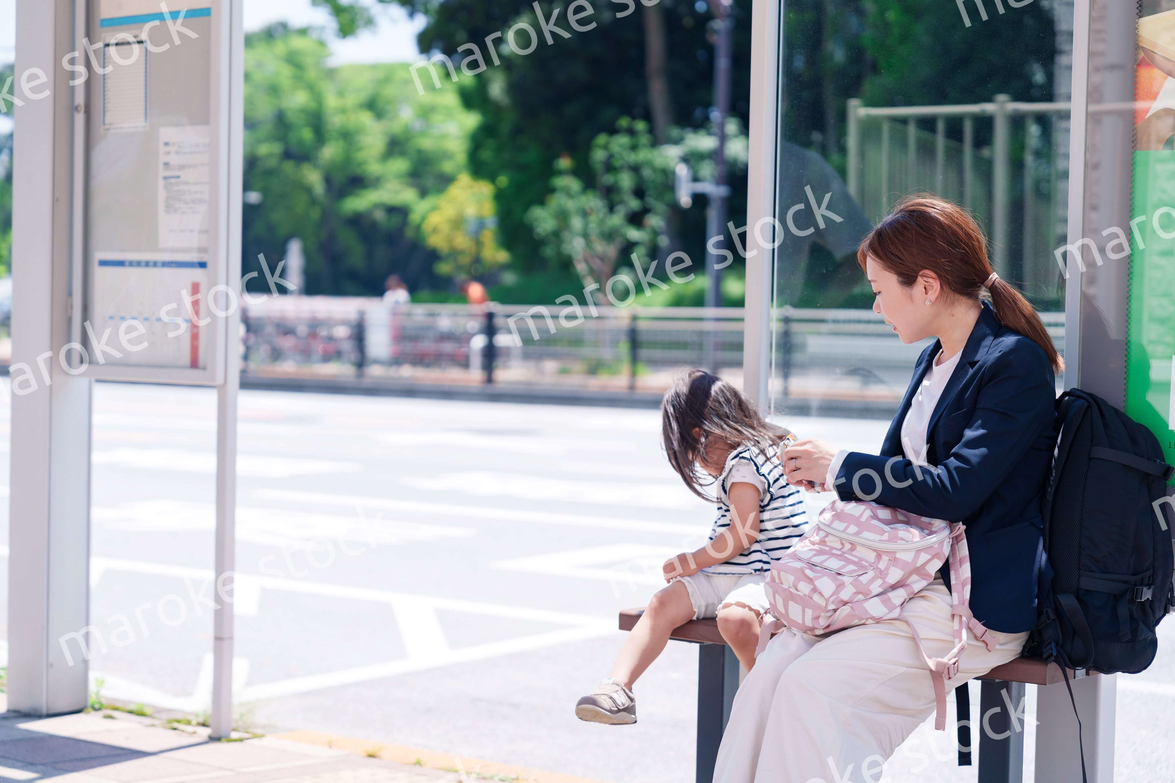 子どもと一緒に通勤をするワーママの女性