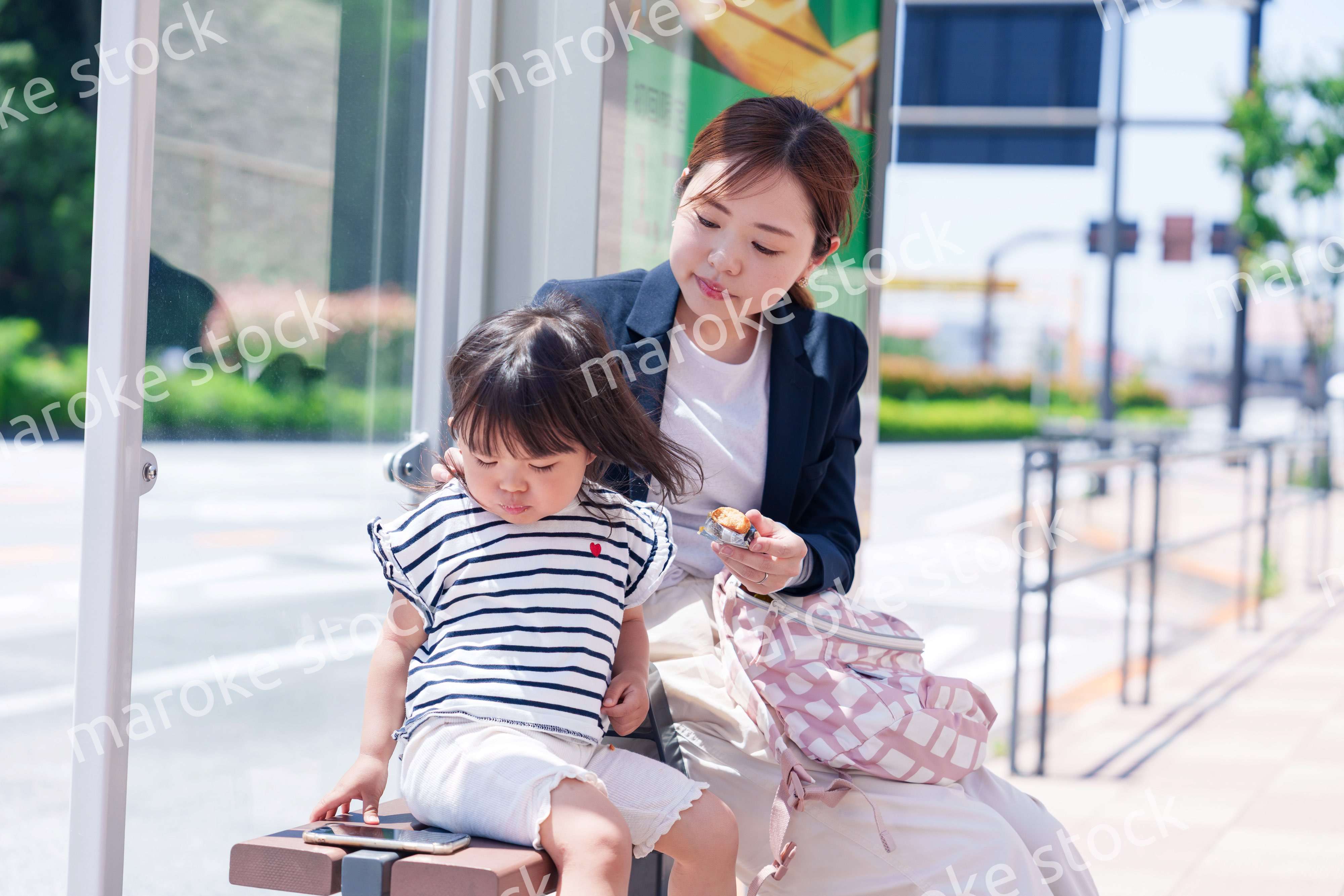 子どもと一緒に通勤をするワーママの女性