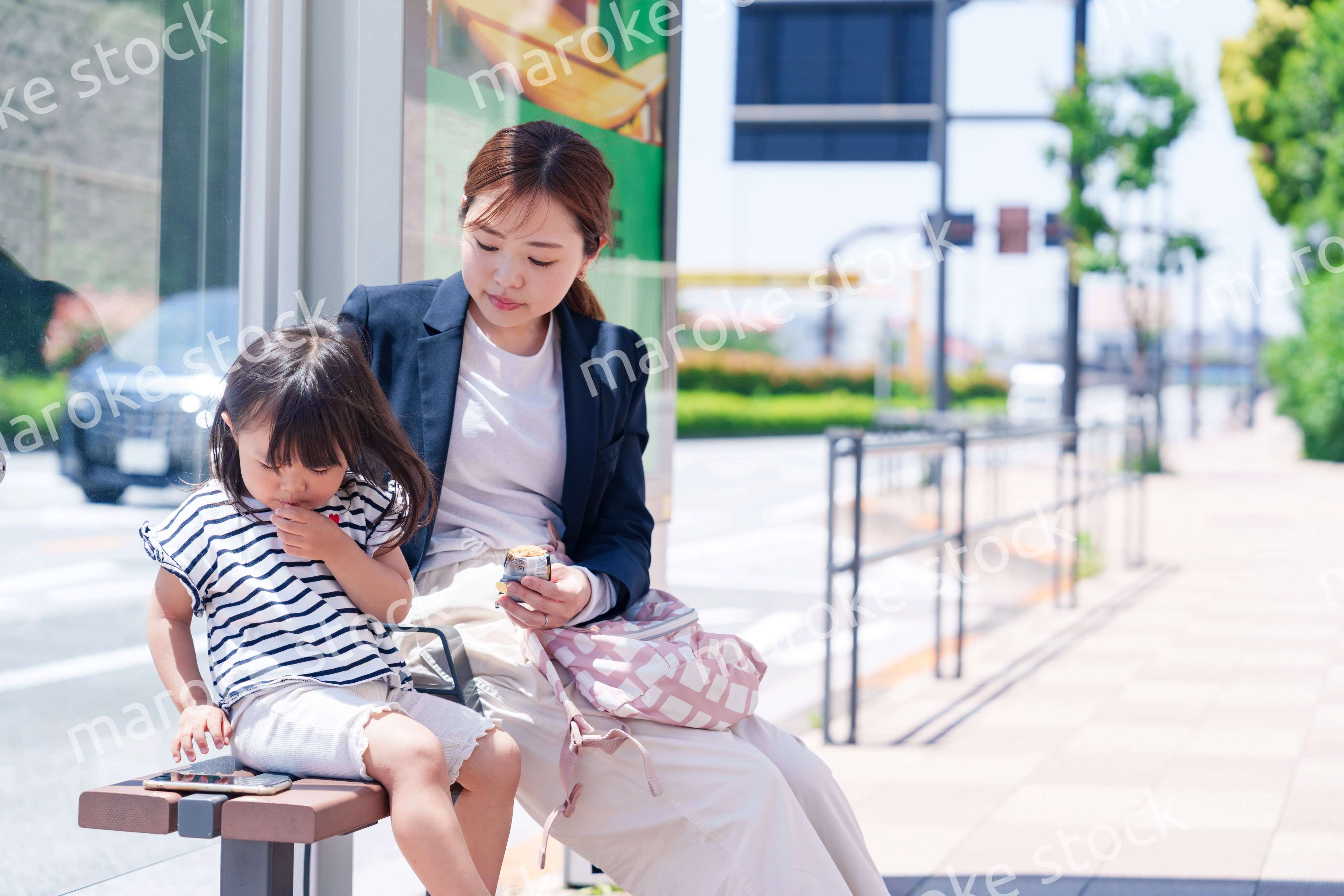 子どもと一緒に通勤をするワーママの女性