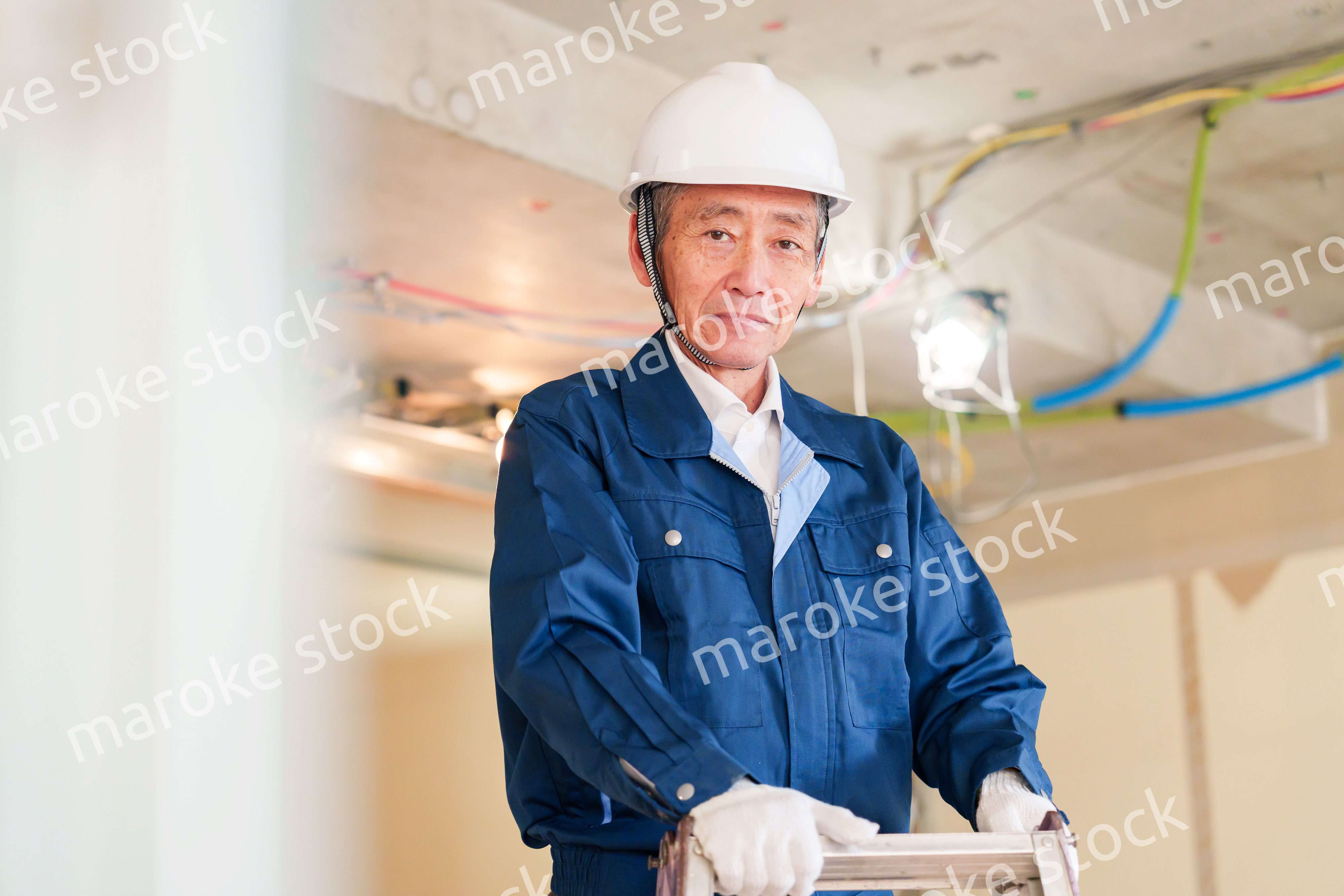 住宅の工事をする大工の男性