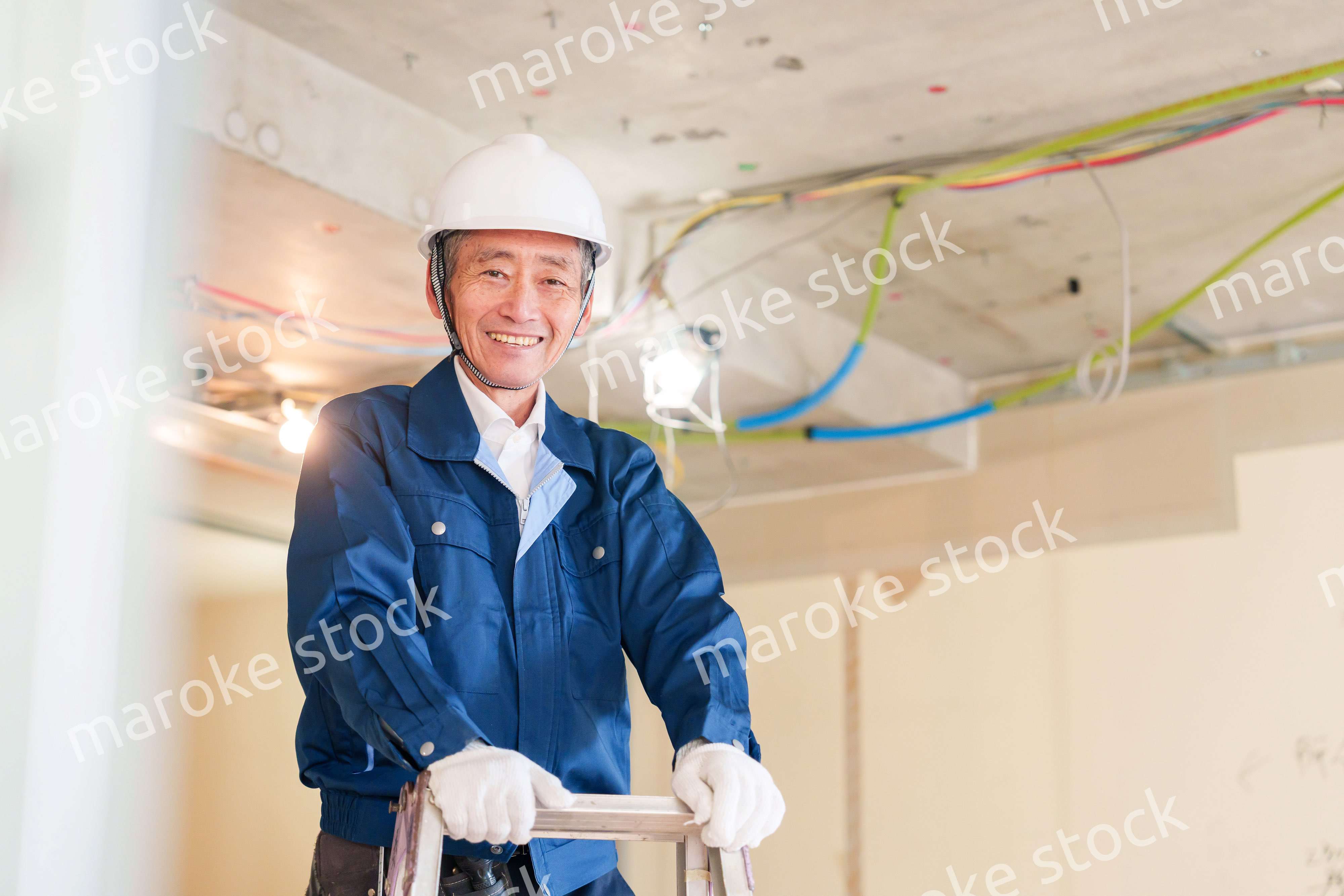 住宅の工事をする大工の男性